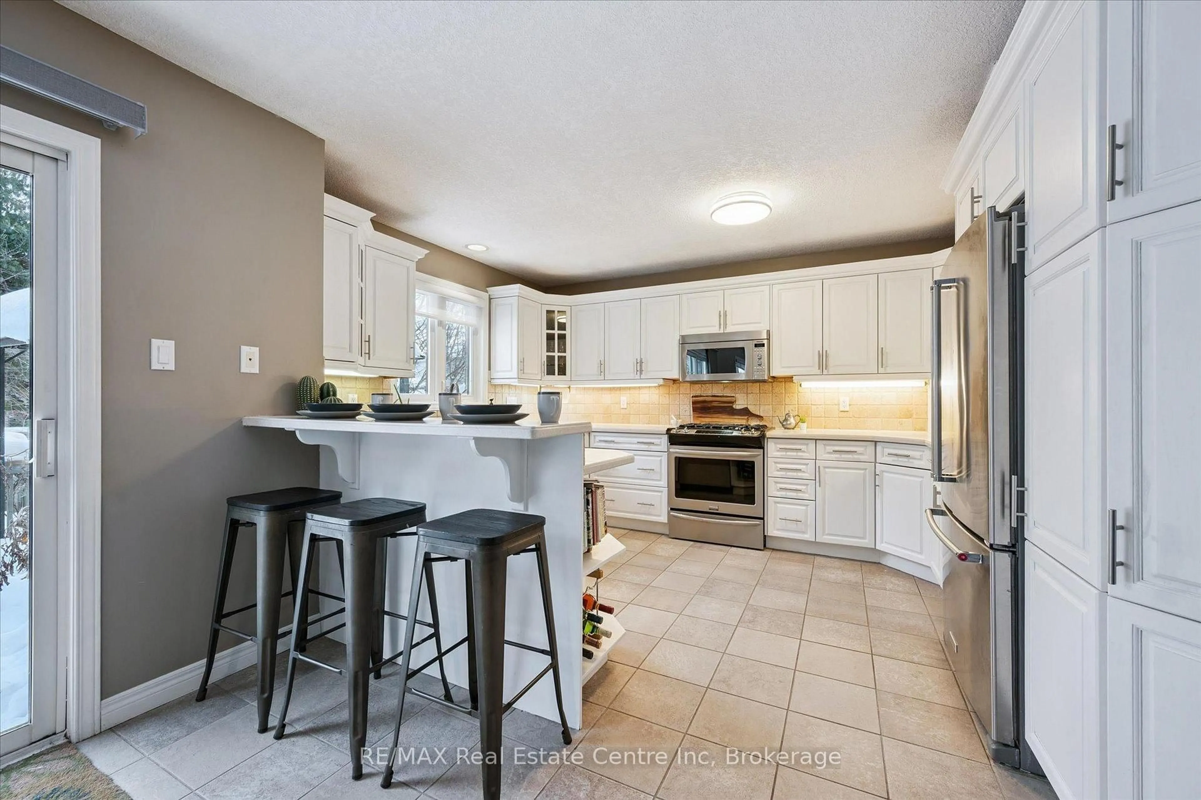 Open concept kitchen, ceramic/tile floor for 159 SUMMERFIELD Dr, Guelph Ontario N1L 1L2