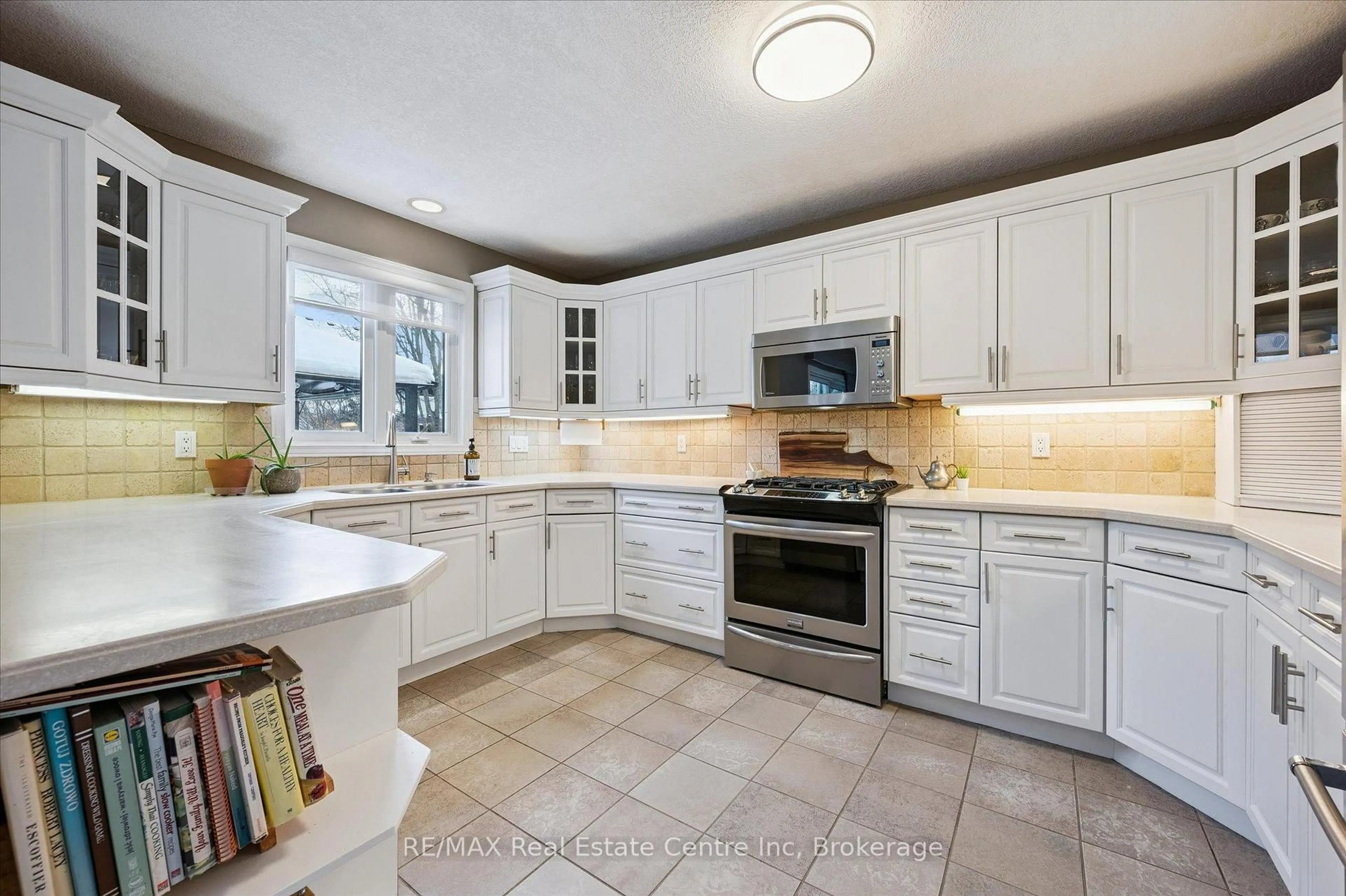 Open concept kitchen, ceramic/tile floor for 159 SUMMERFIELD Dr, Guelph Ontario N1L 1L2