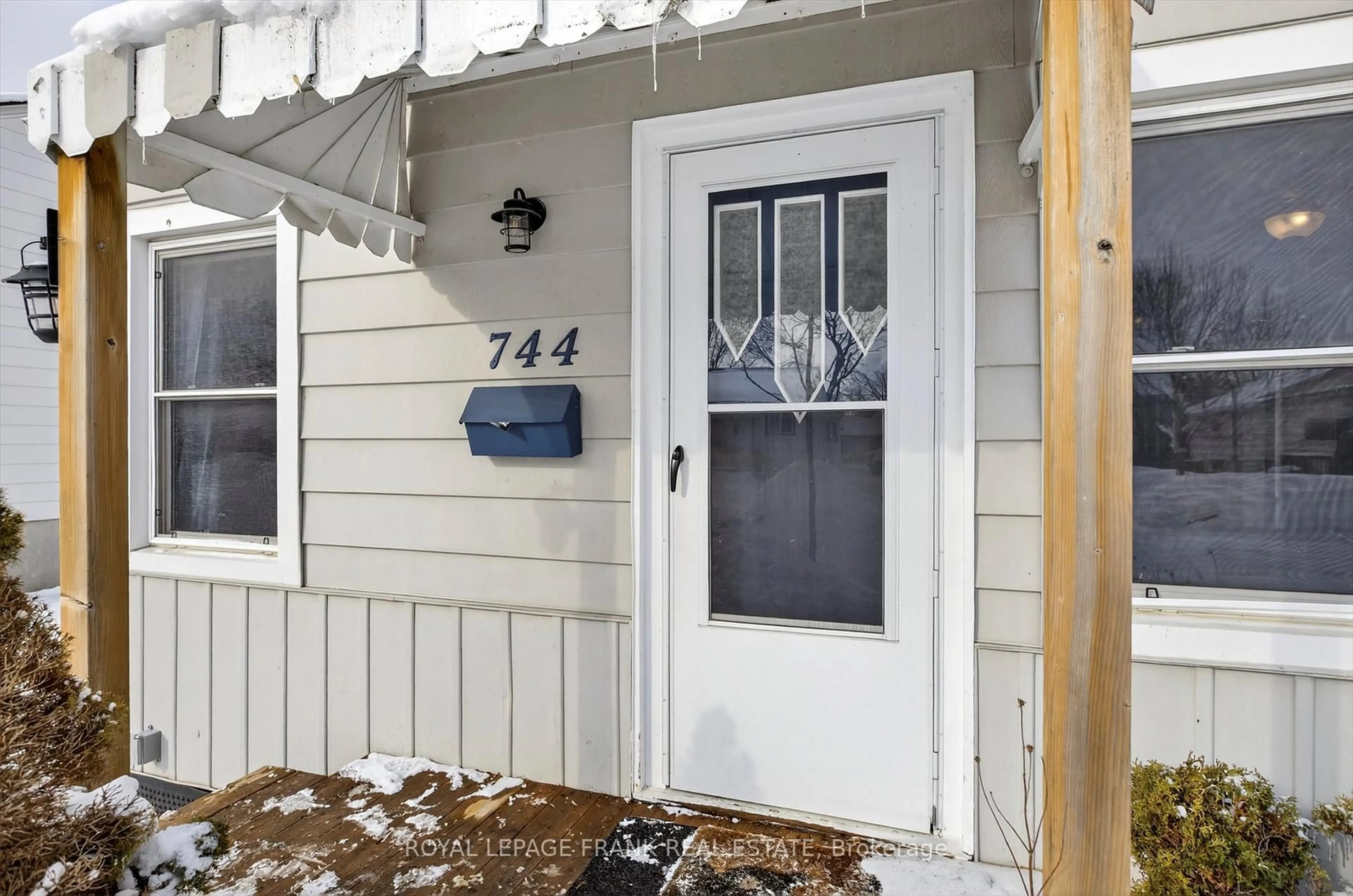 Indoor entryway for 744 Brown St, Peterborough Ontario K9J 4K8