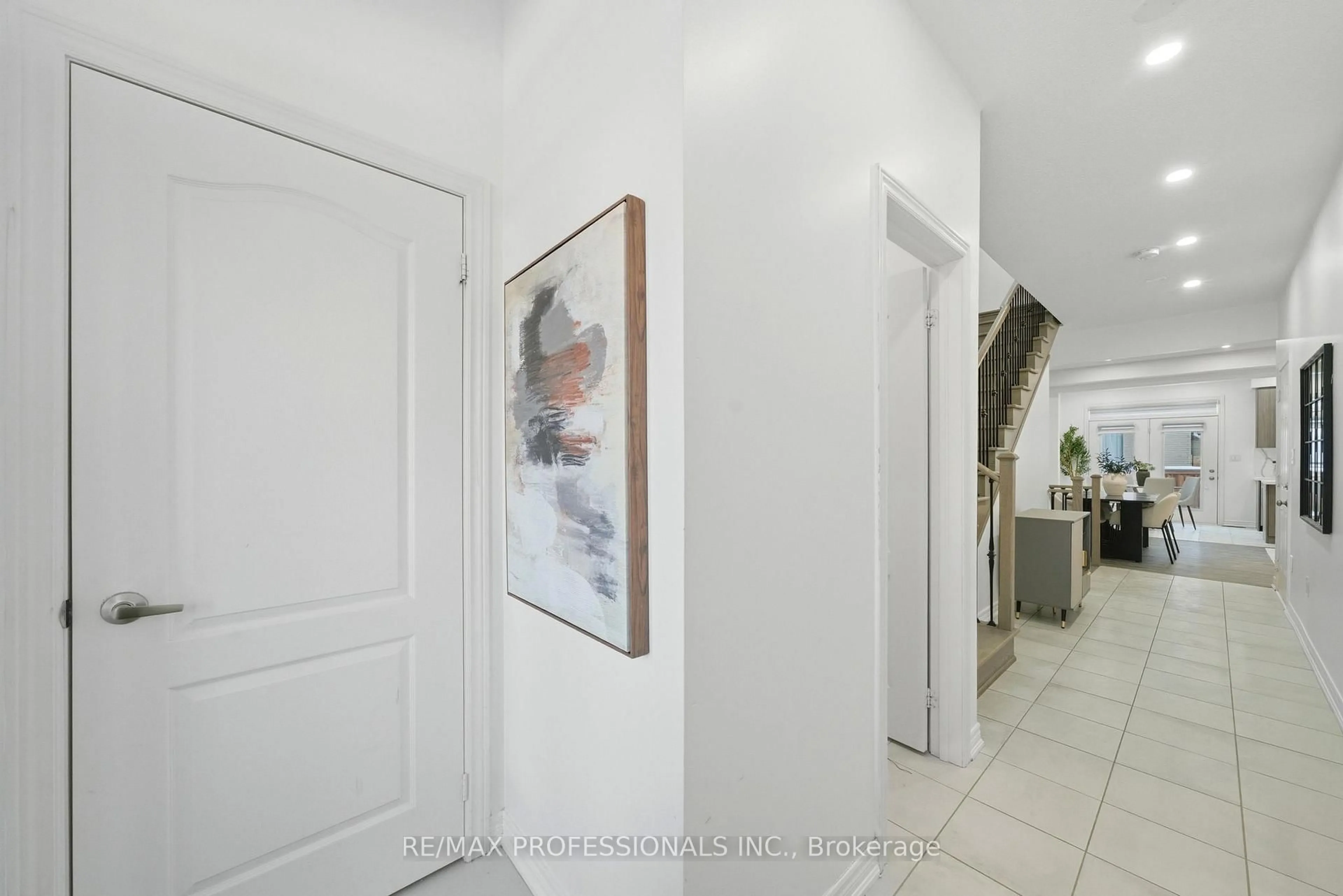 Indoor foyer for 7 Westfield Cres, Hamilton Ontario L8B 1Y1