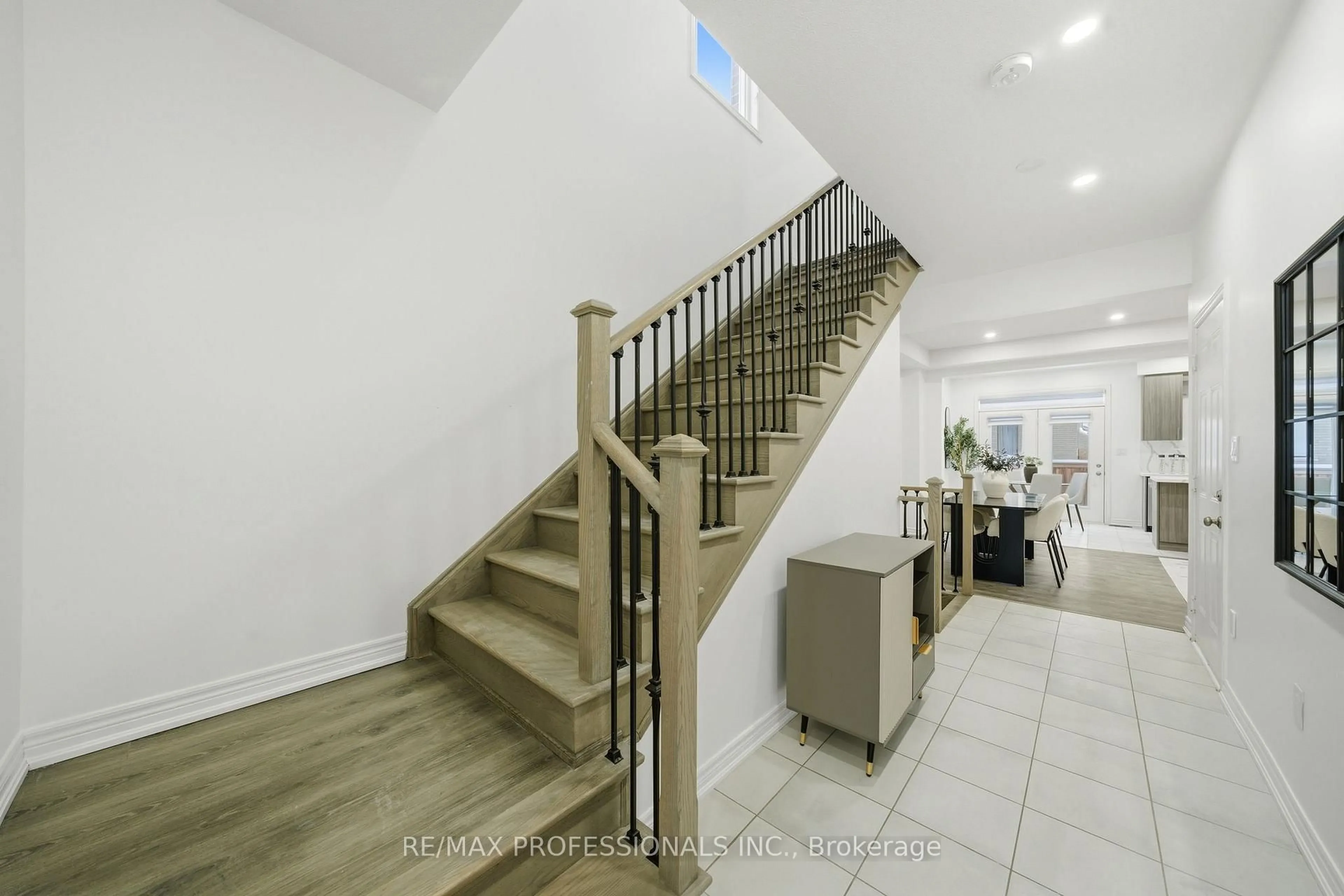 Indoor foyer for 7 Westfield Cres, Hamilton Ontario L8B 1Y1