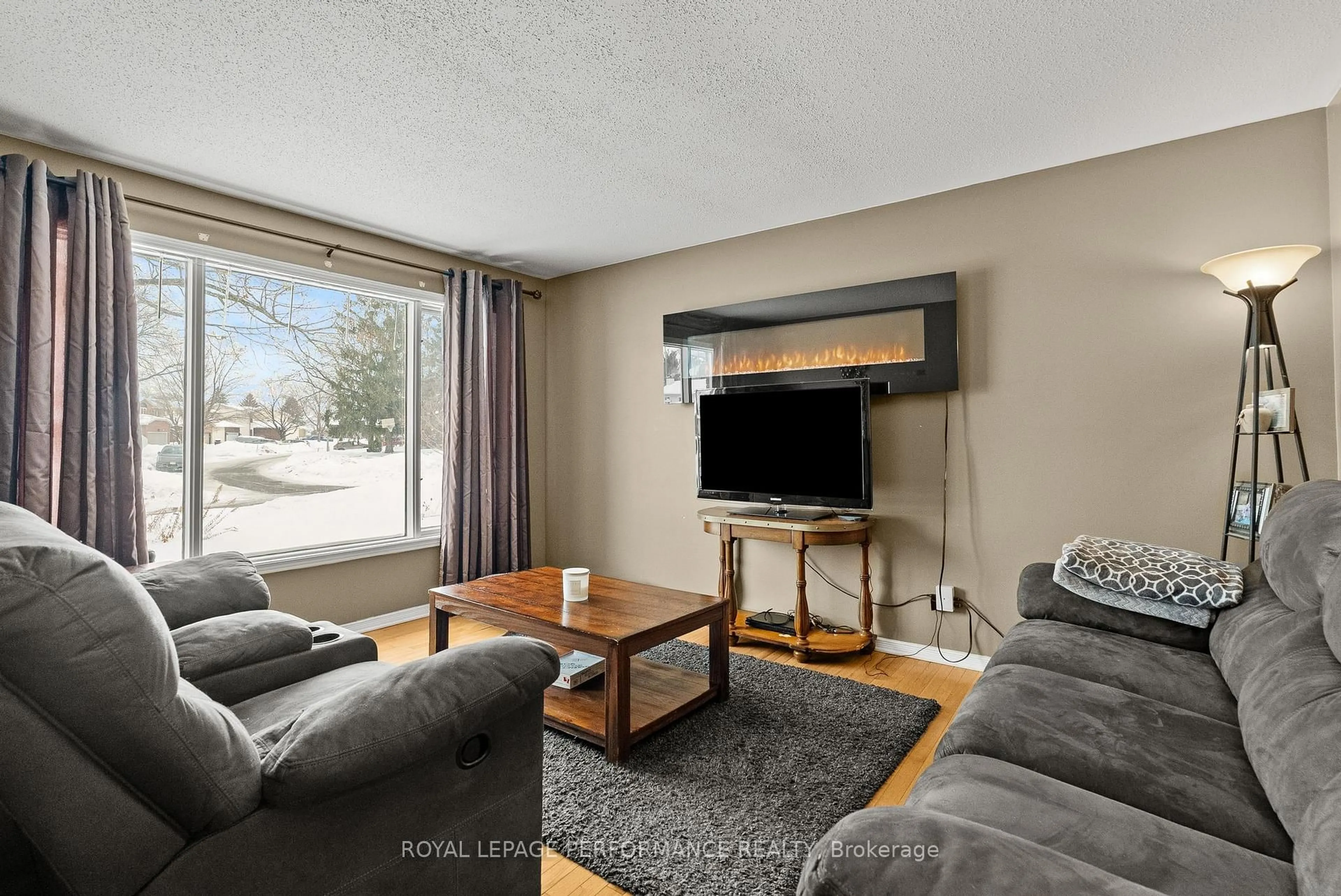 Living room with furniture, unknown for 690 Princess Louise Dr, Ottawa Ontario K4A 2C1
