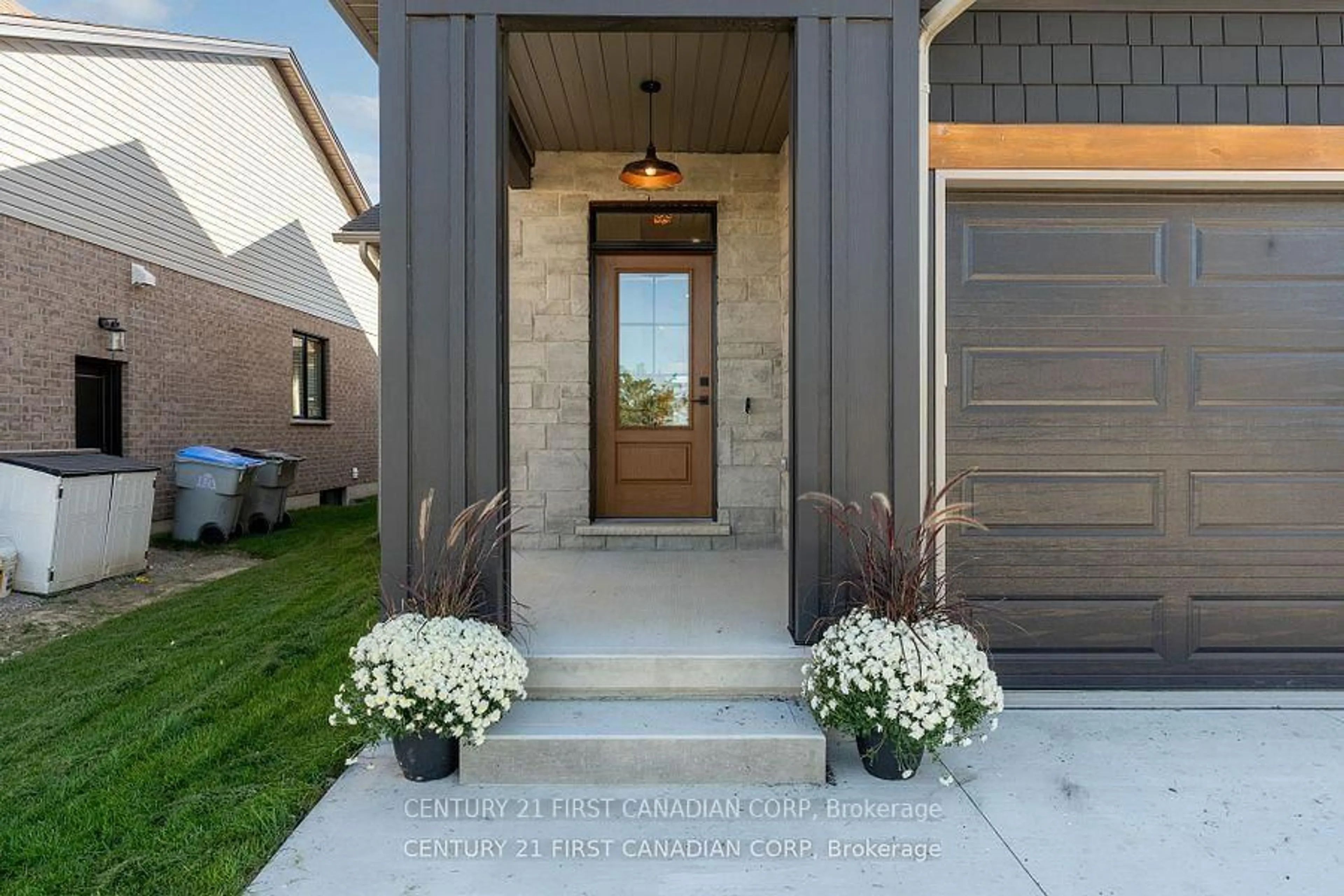 Indoor entryway for 128 Scotts Dr, Lucan Biddulph Ontario N0M 2J0