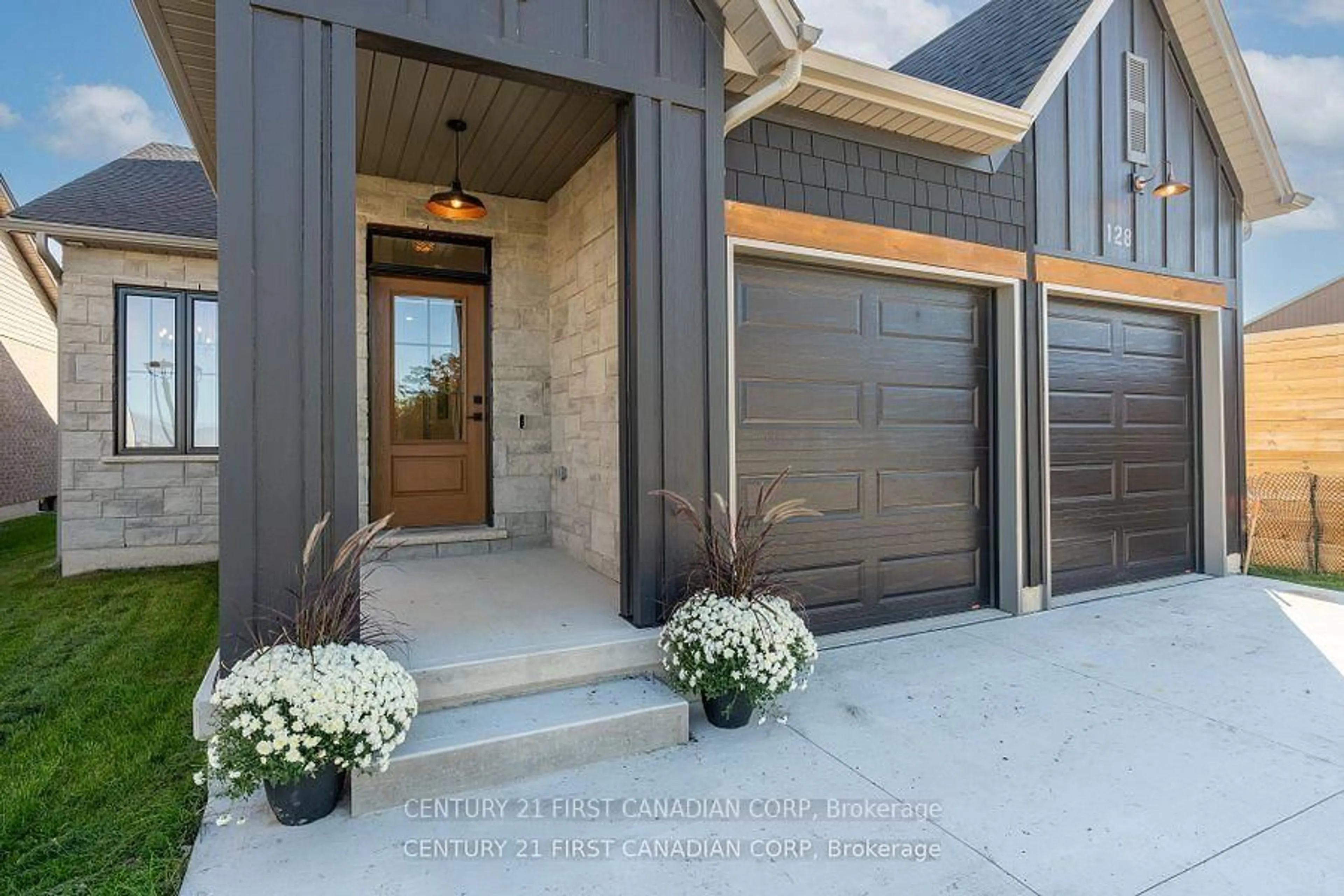 Indoor entryway for 128 Scotts Dr, Lucan Biddulph Ontario N0M 2J0