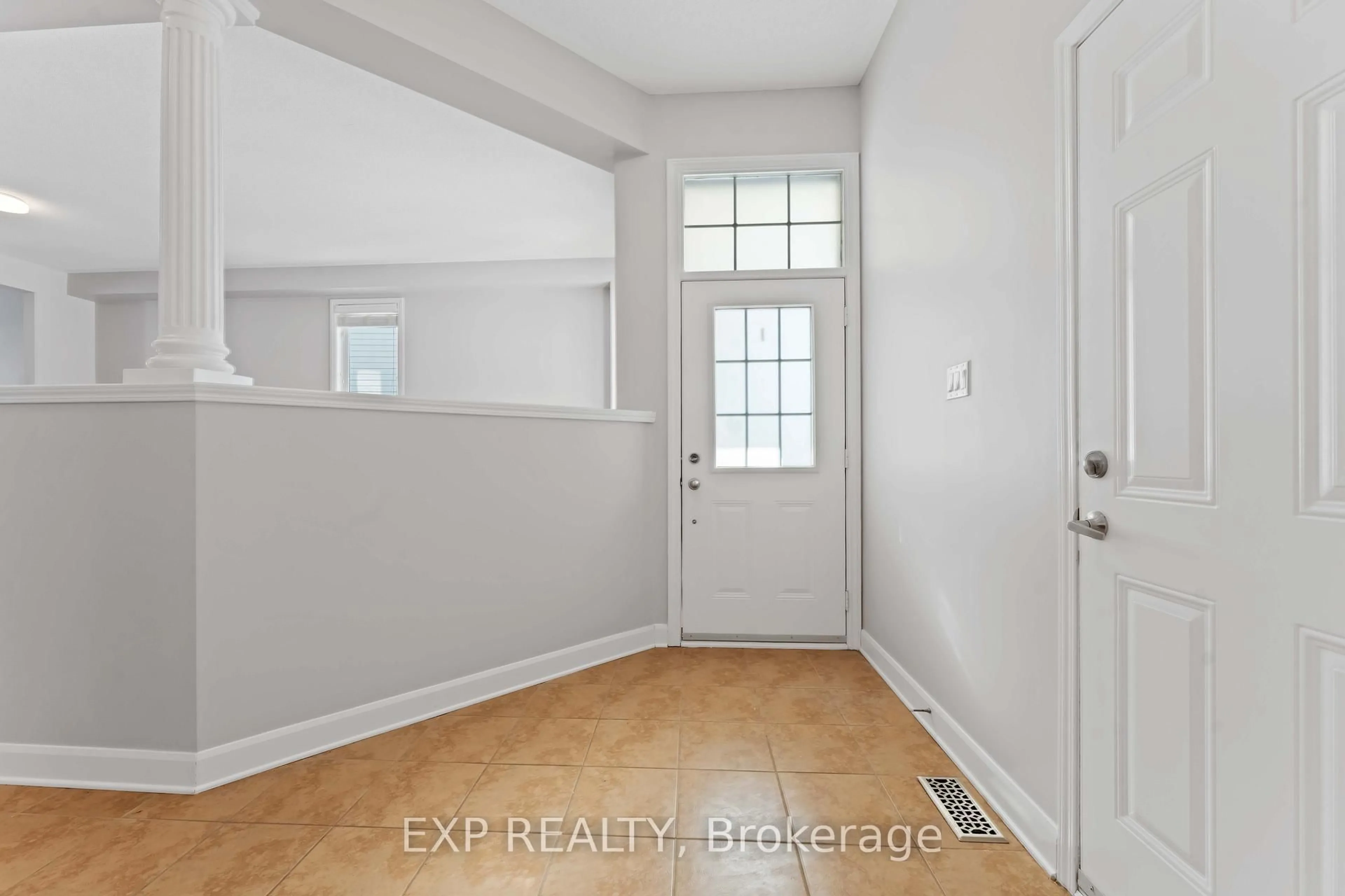 Indoor entryway for 413 Tillsonburg St, Ottawa Ontario K2T 0C3