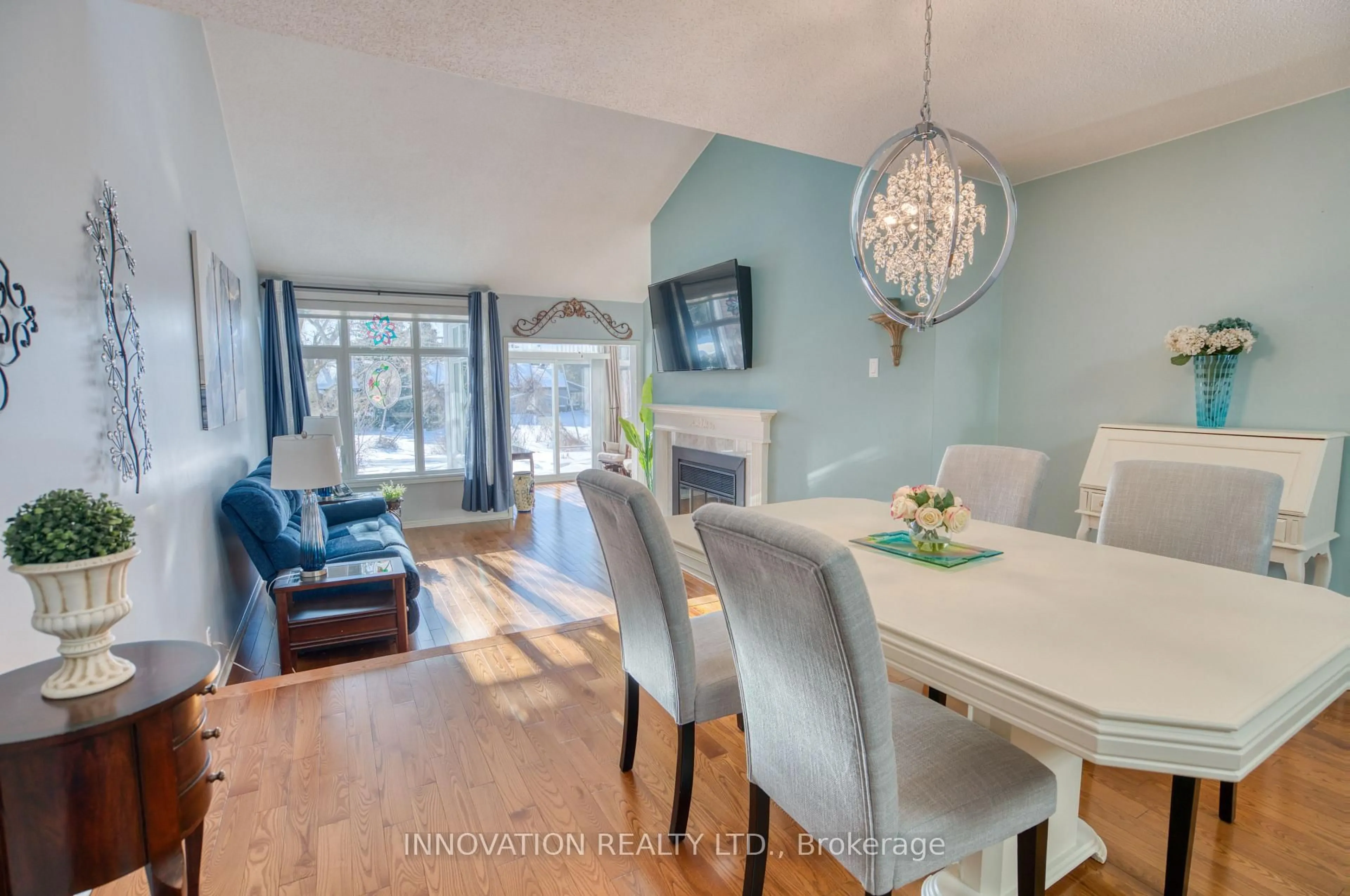 Dining room, wood/laminate floor for 4 Innesbrook Crt, Ottawa Ontario K2S 1C7