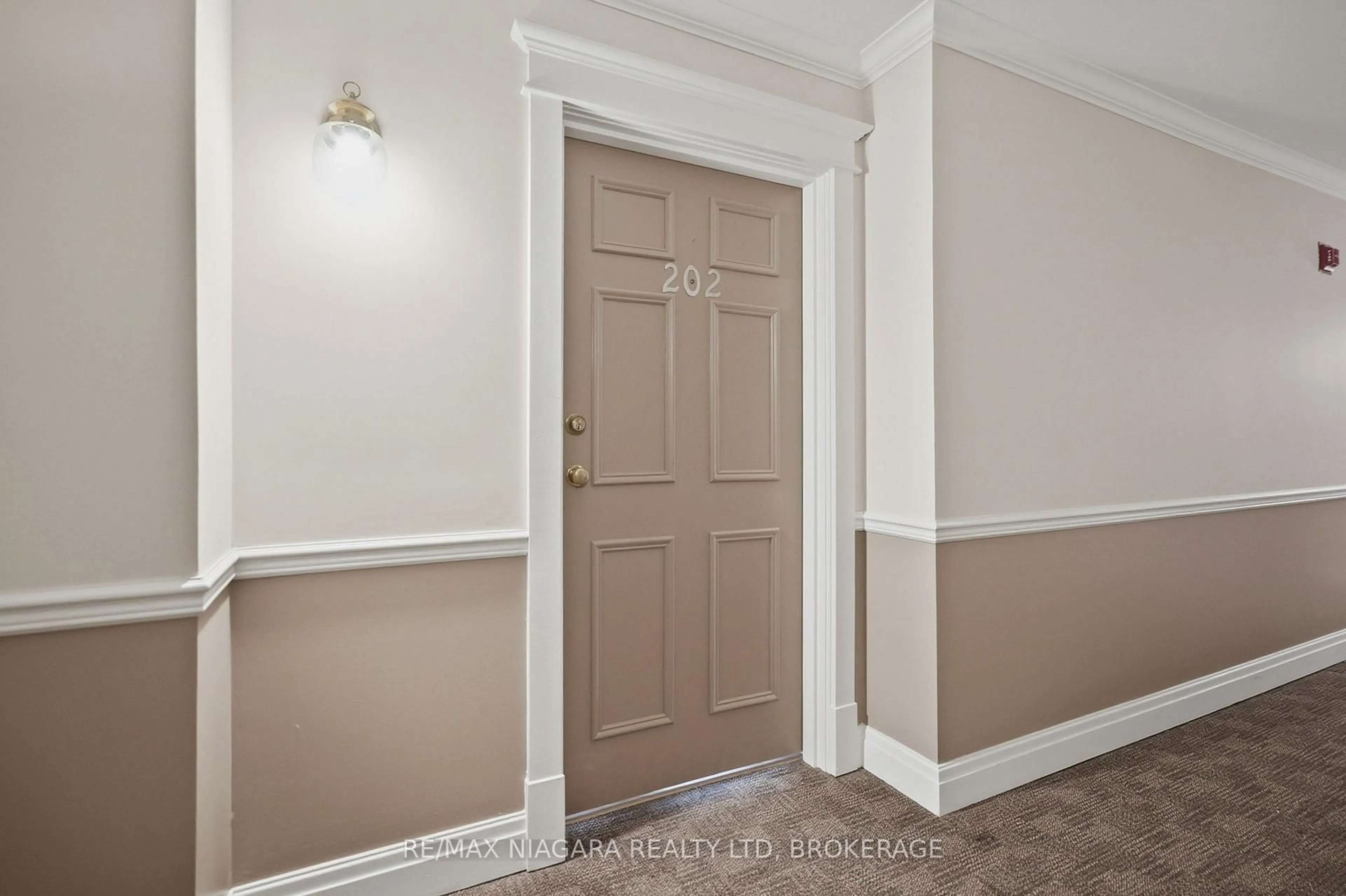 Indoor entryway for 250 Linwell Rd #202, St. Catharines Ontario L2N 1S2
