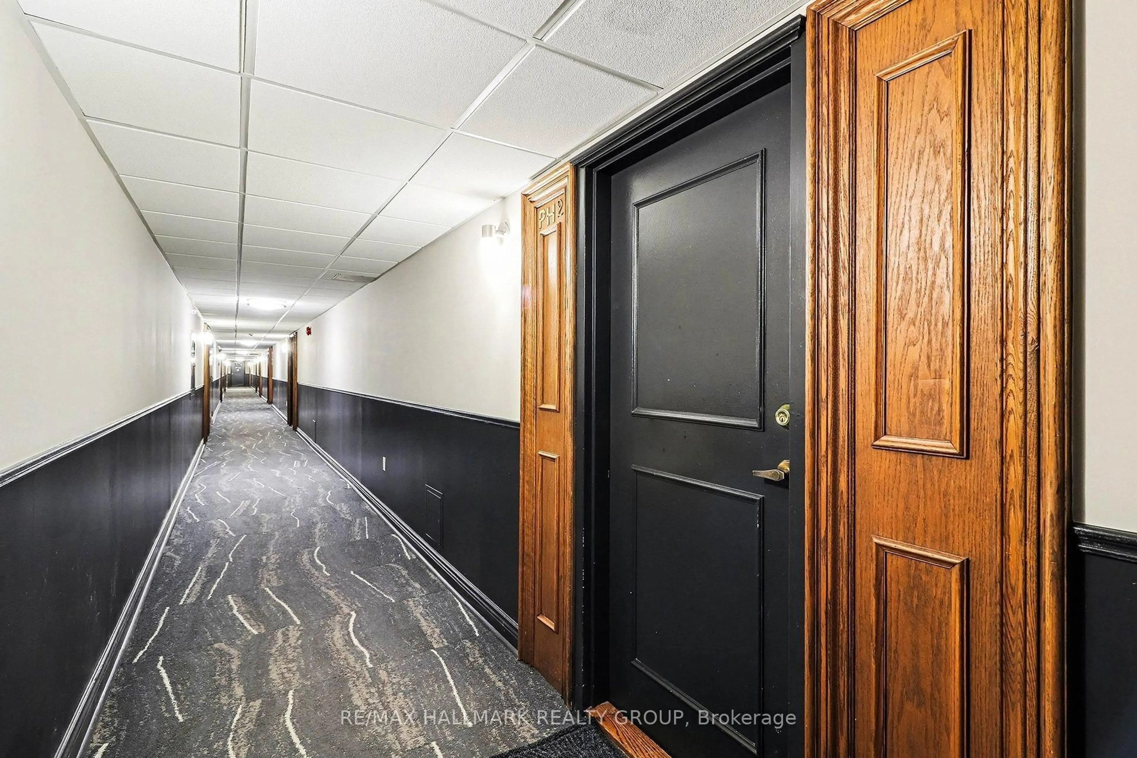 Indoor foyer for 530 Laurier Ave #PH2, Ottawa Ontario K1R 7T1