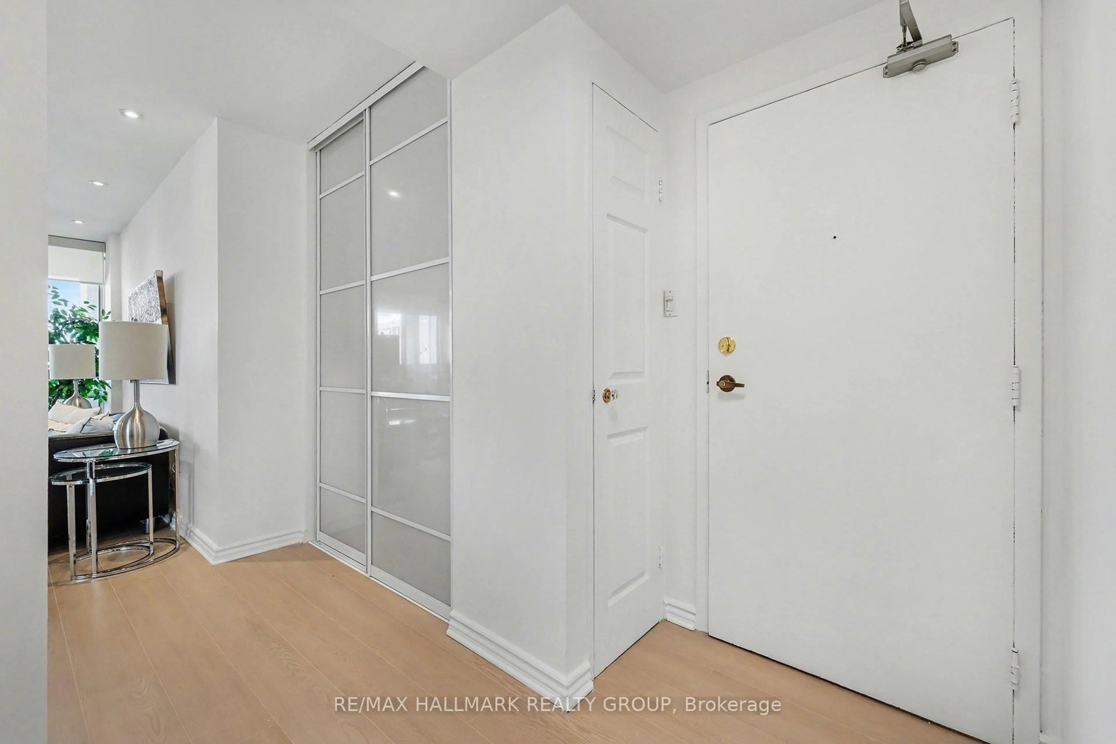 Indoor entryway for 530 Laurier Ave #PH2, Ottawa Ontario K1R 7T1