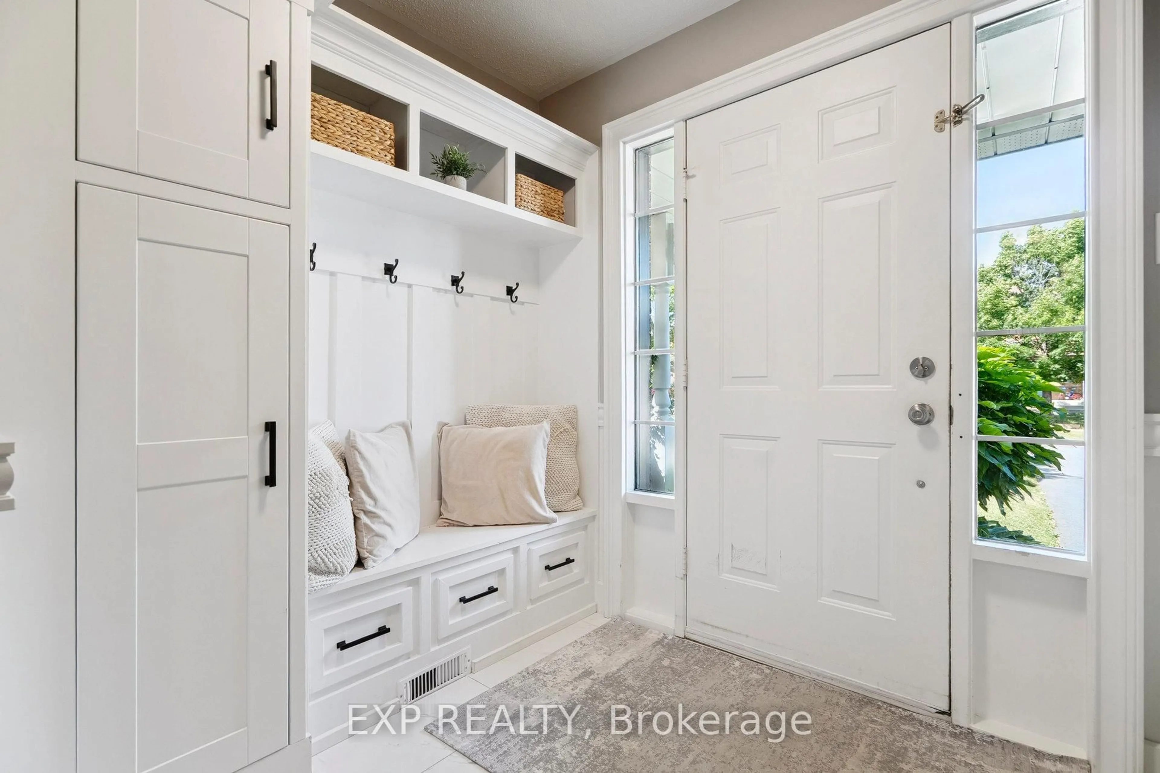 Indoor entryway for 132 Harnesworth Cres, Hamilton Ontario L0R 2H6