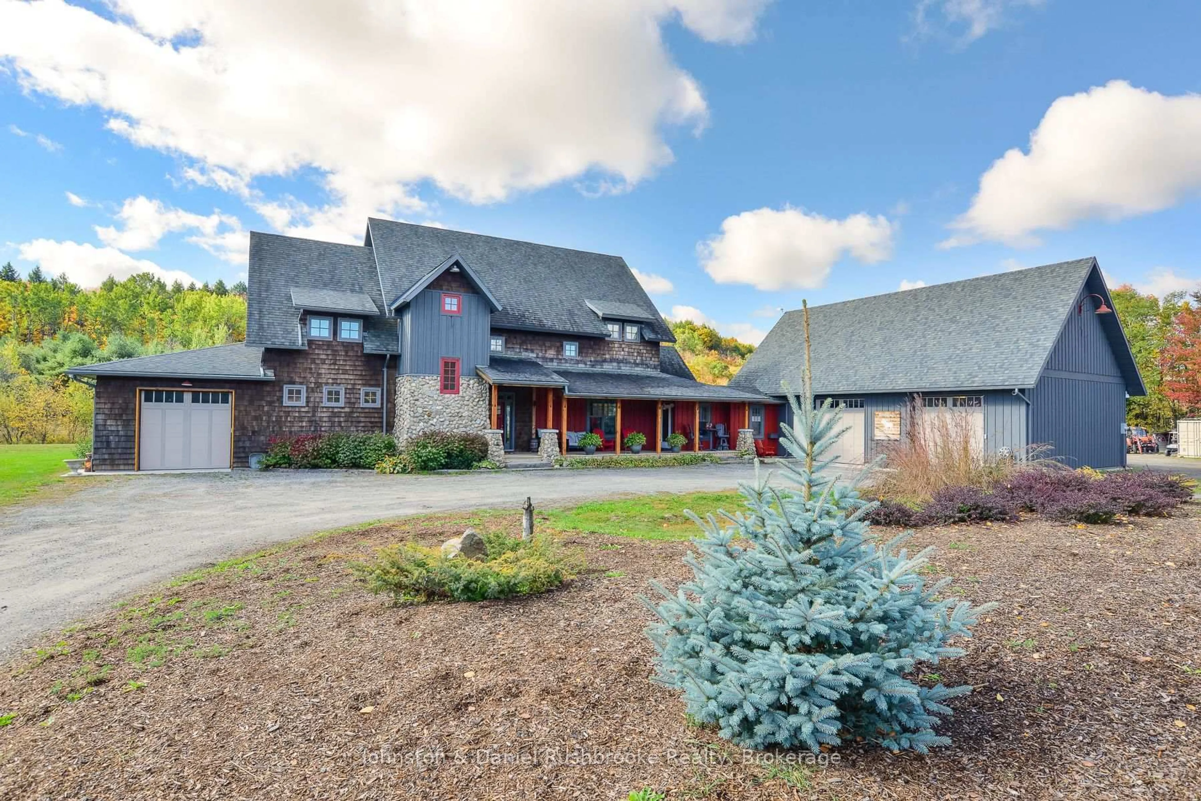 A pic from outside/outdoor area/front of a property/back of a property/a pic from drone, unknown for 1422 Muskoka Rd 118 Rd, Bracebridge Ontario P1L 1W8