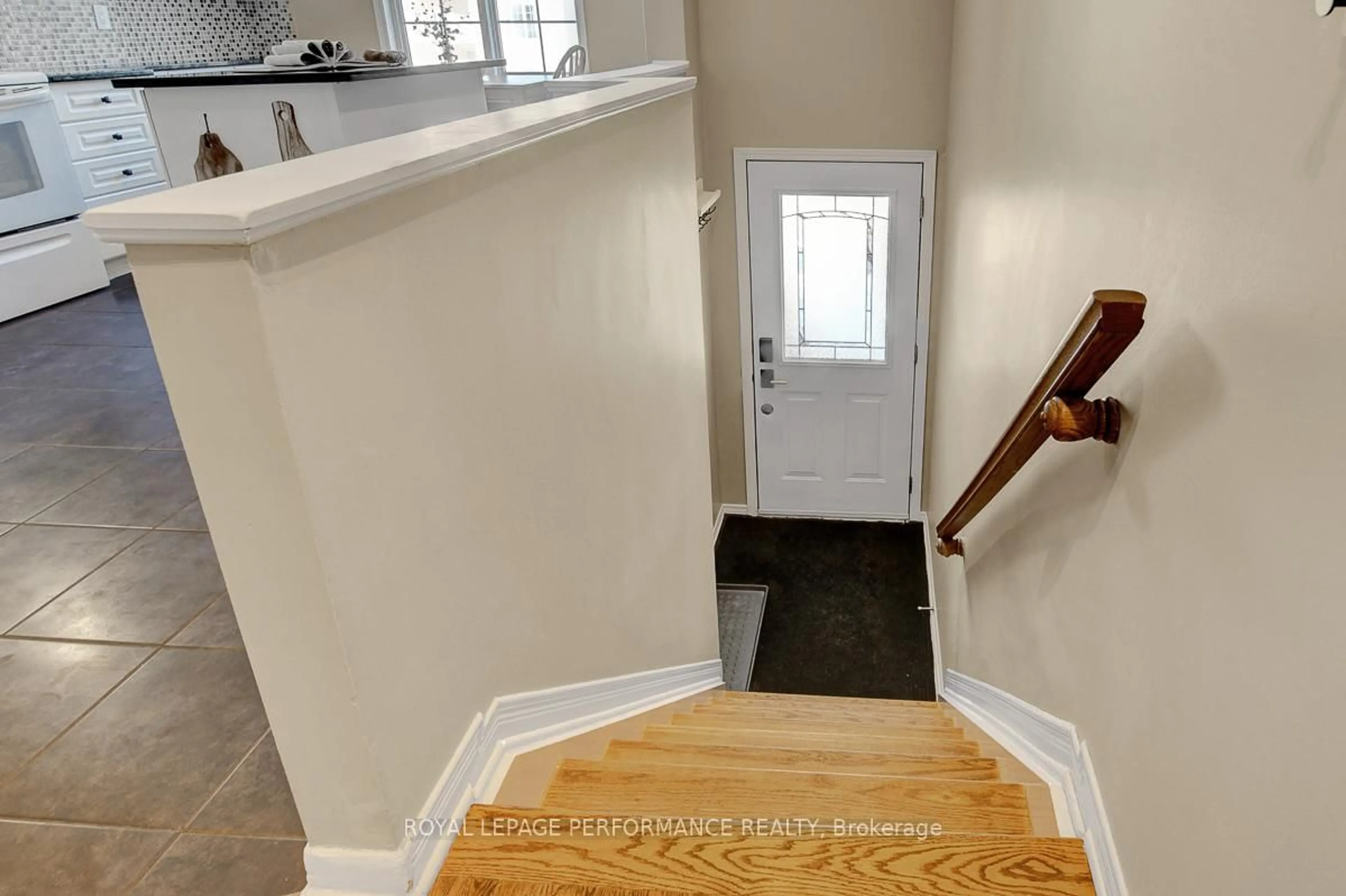 Indoor entryway for 95 Manhattan Cres, Ottawa Ontario K2C 4B7