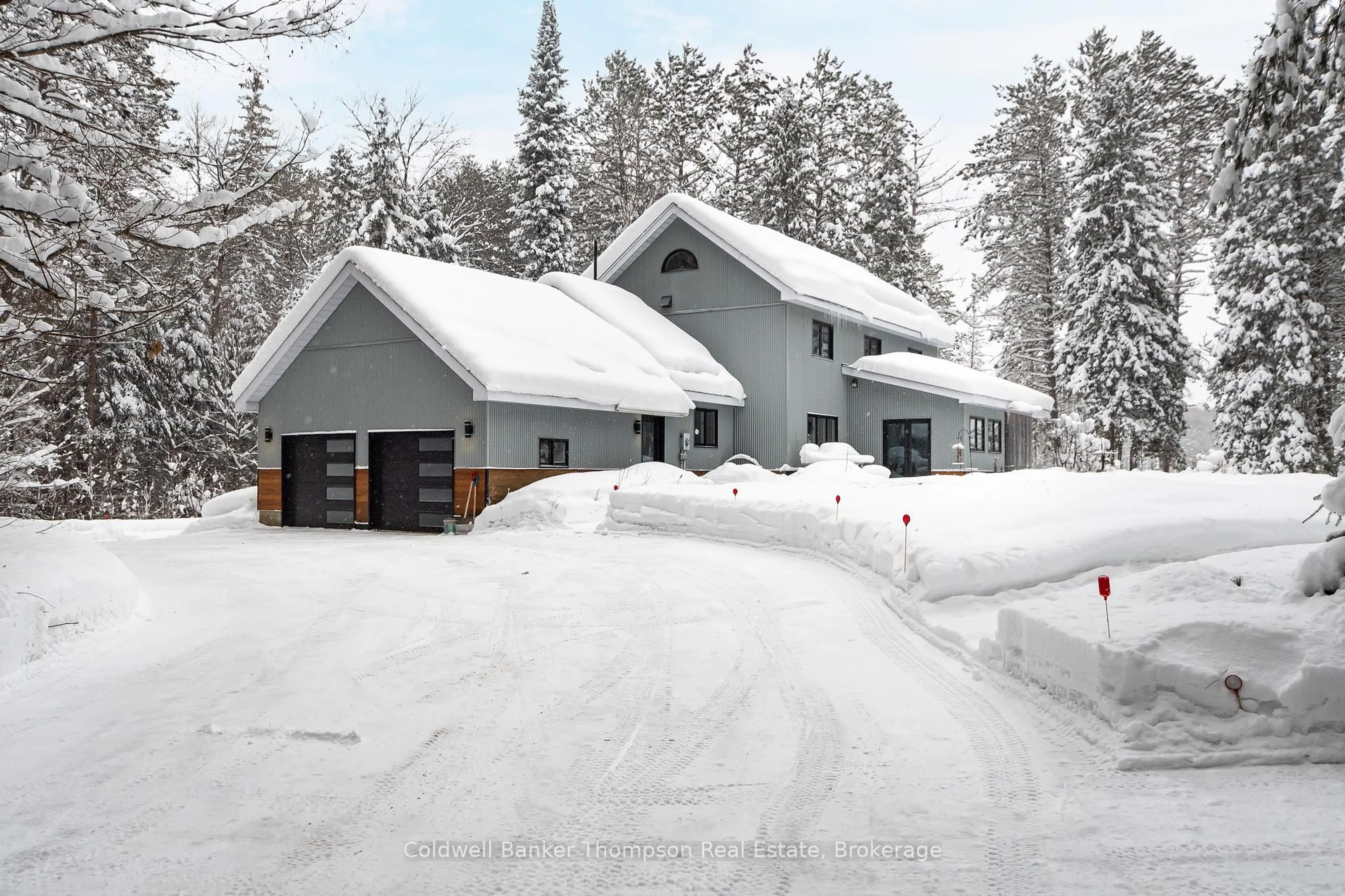 Indoor garage for 1095 Williamsport Rd, Huntsville Ontario P1H 2J4