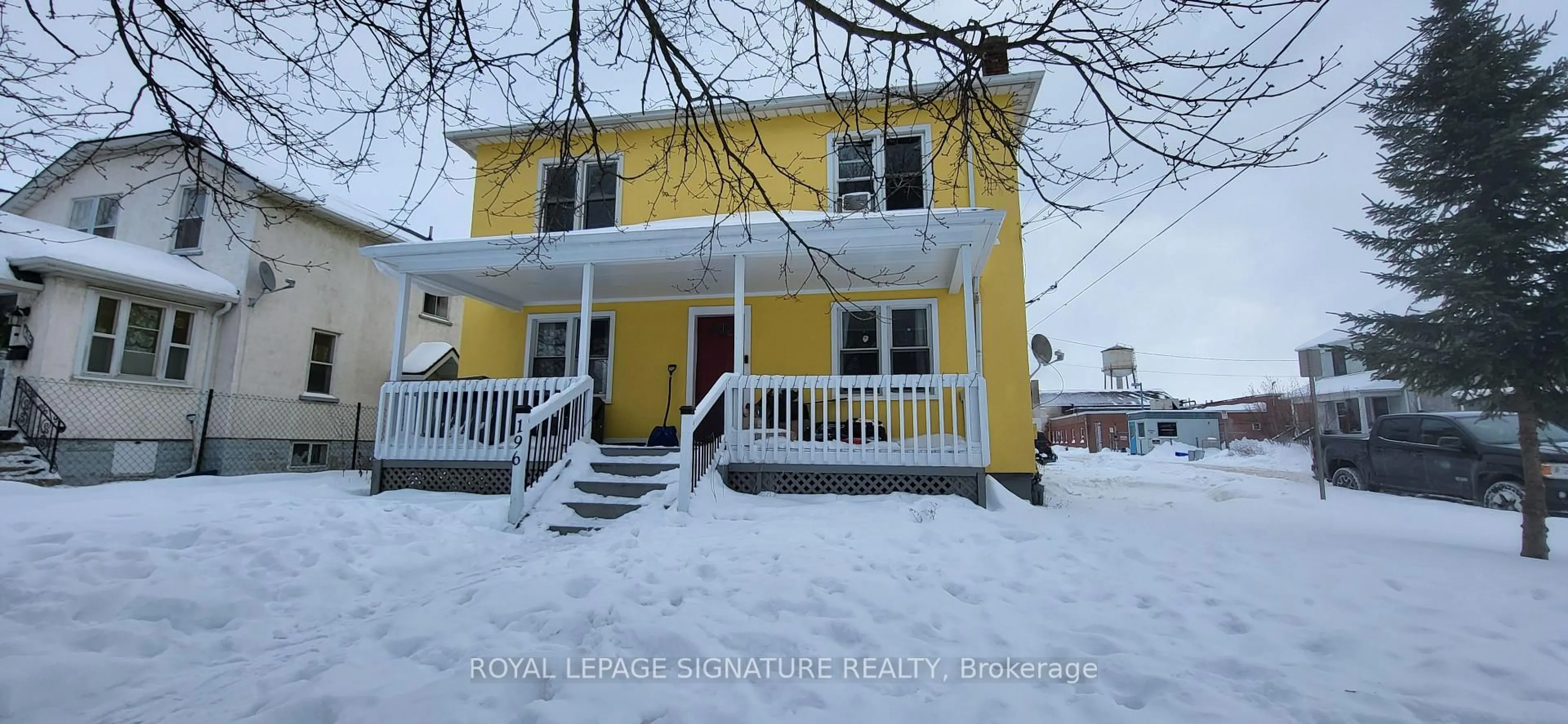 A pic from outside/outdoor area/front of a property/back of a property/a pic from drone, street for 196 Ross St, Welland Ontario L3B 2N3