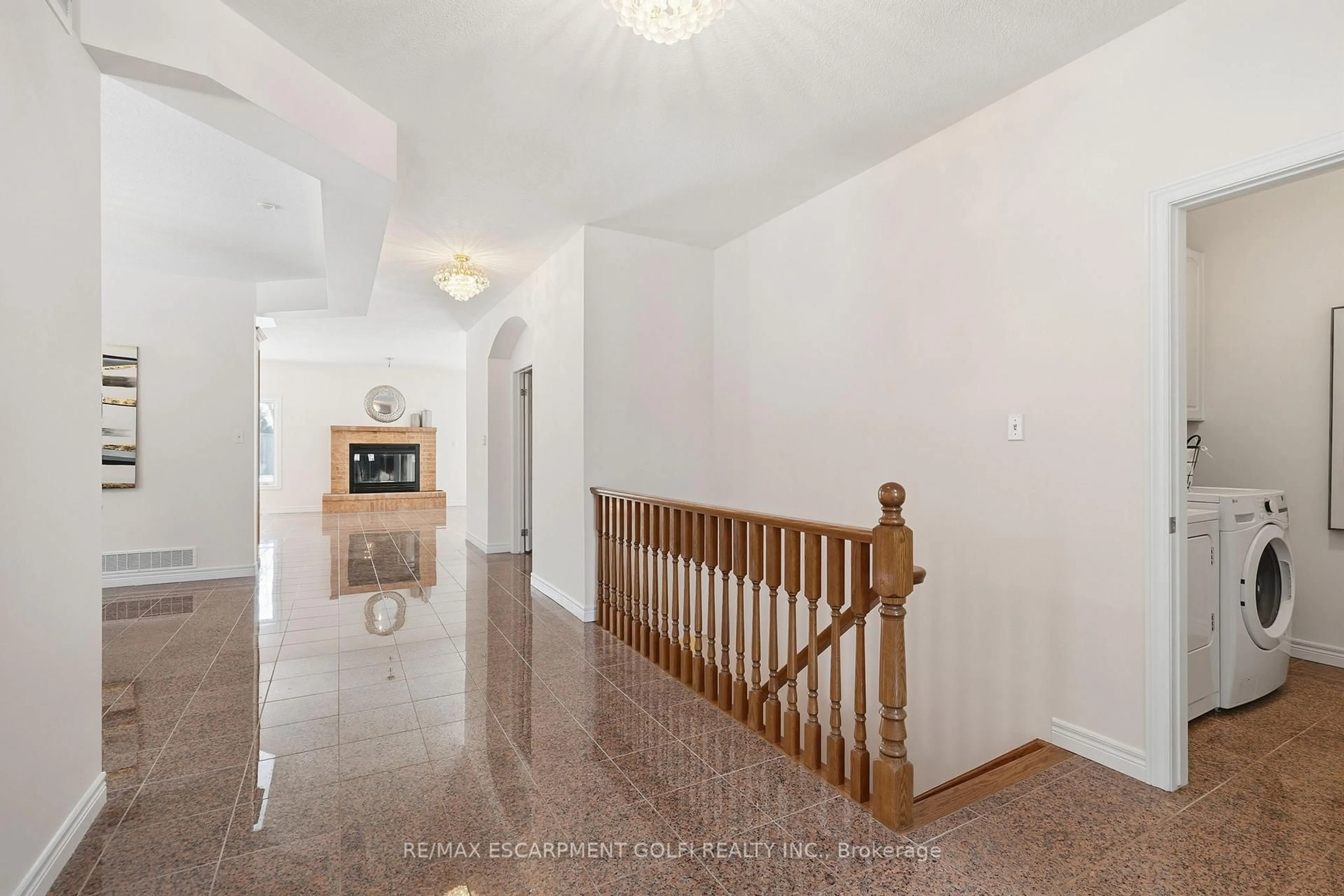 Indoor foyer for 593 Rymal Rd, Hamilton Ontario L9B 1B7
