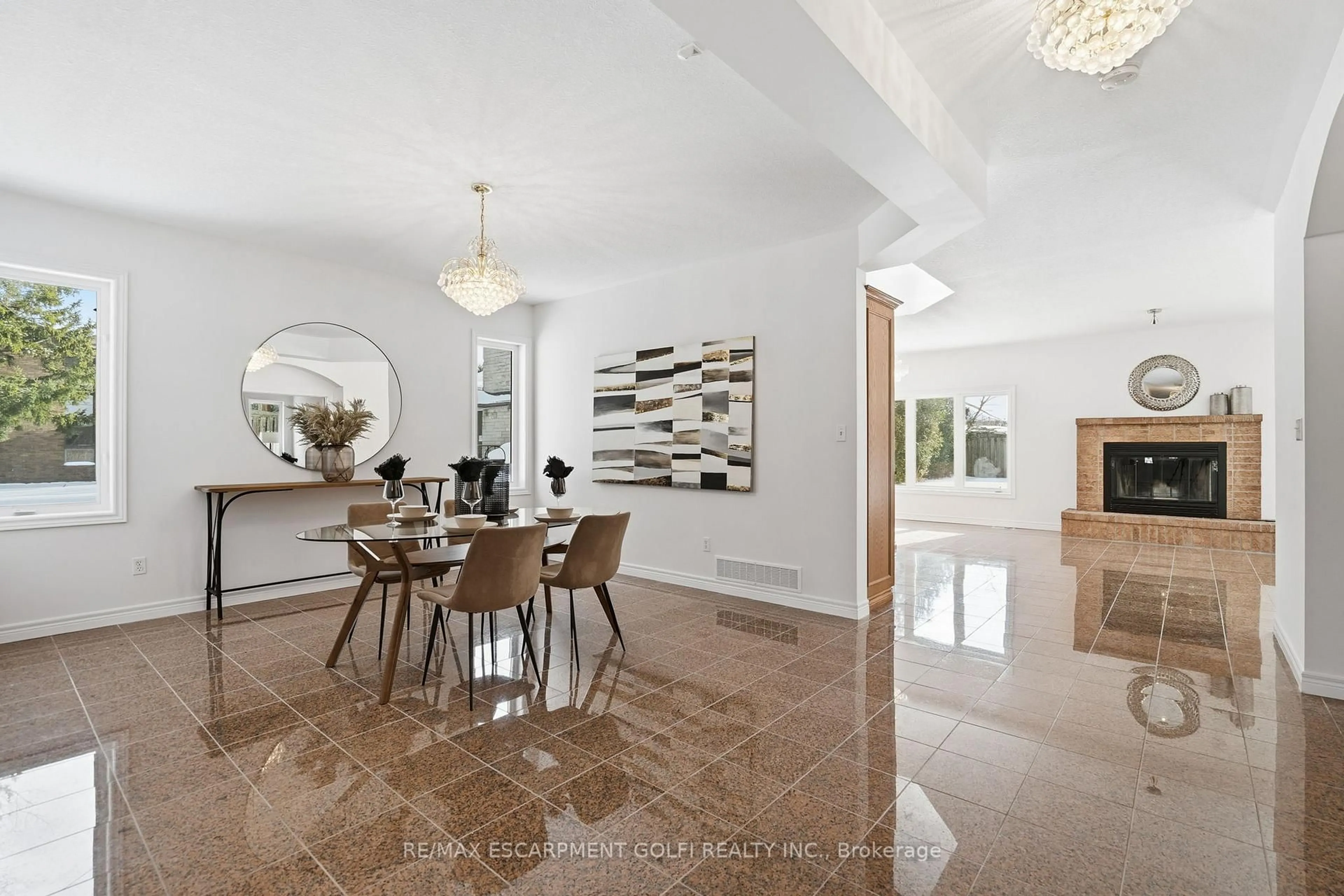 Dining room, ceramic/tile floor for 593 Rymal Rd, Hamilton Ontario L9B 1B7