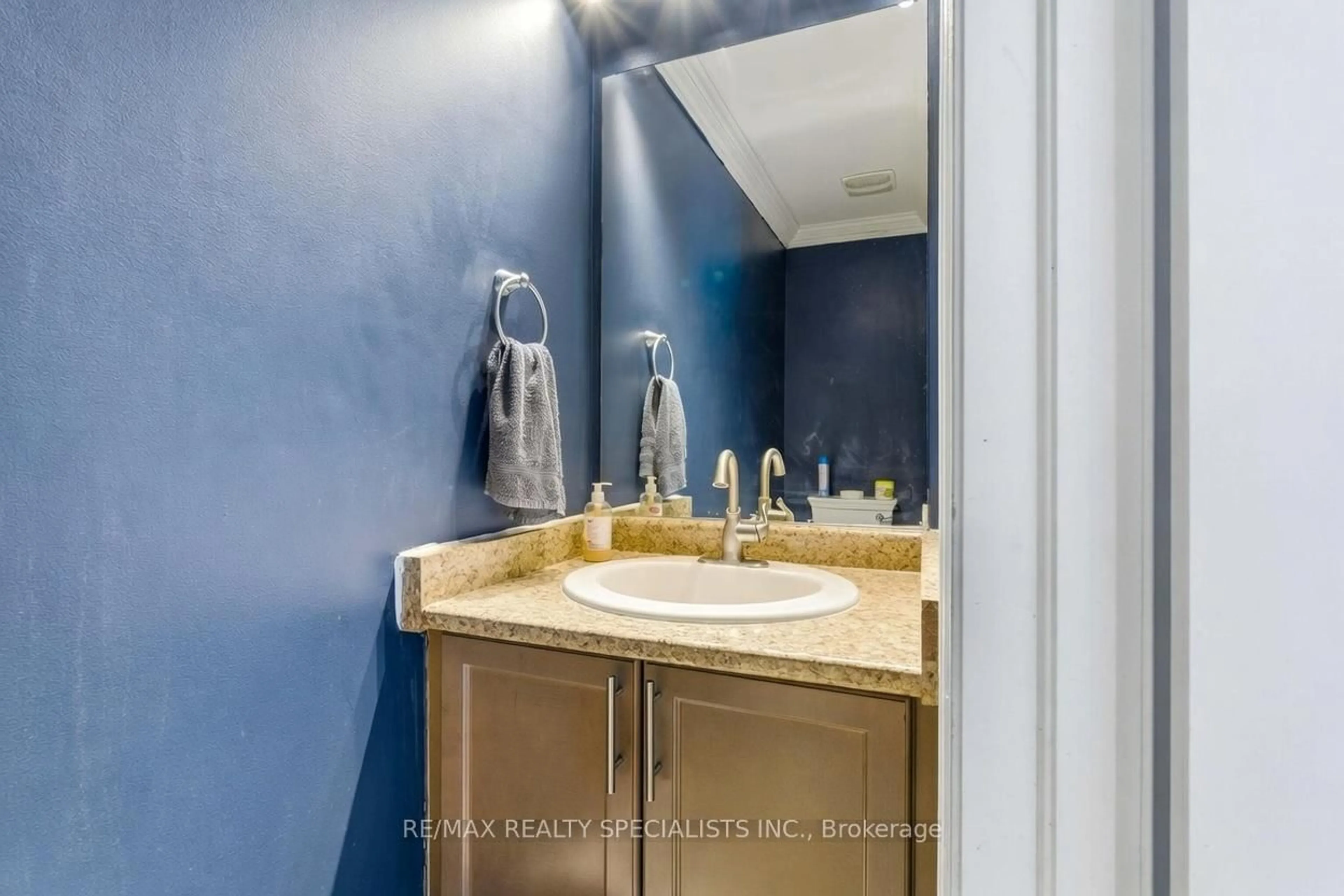 Standard bathroom, ceramic/tile floor for 617 Baldwin Cres, Woodstock Ontario N4T 0G5