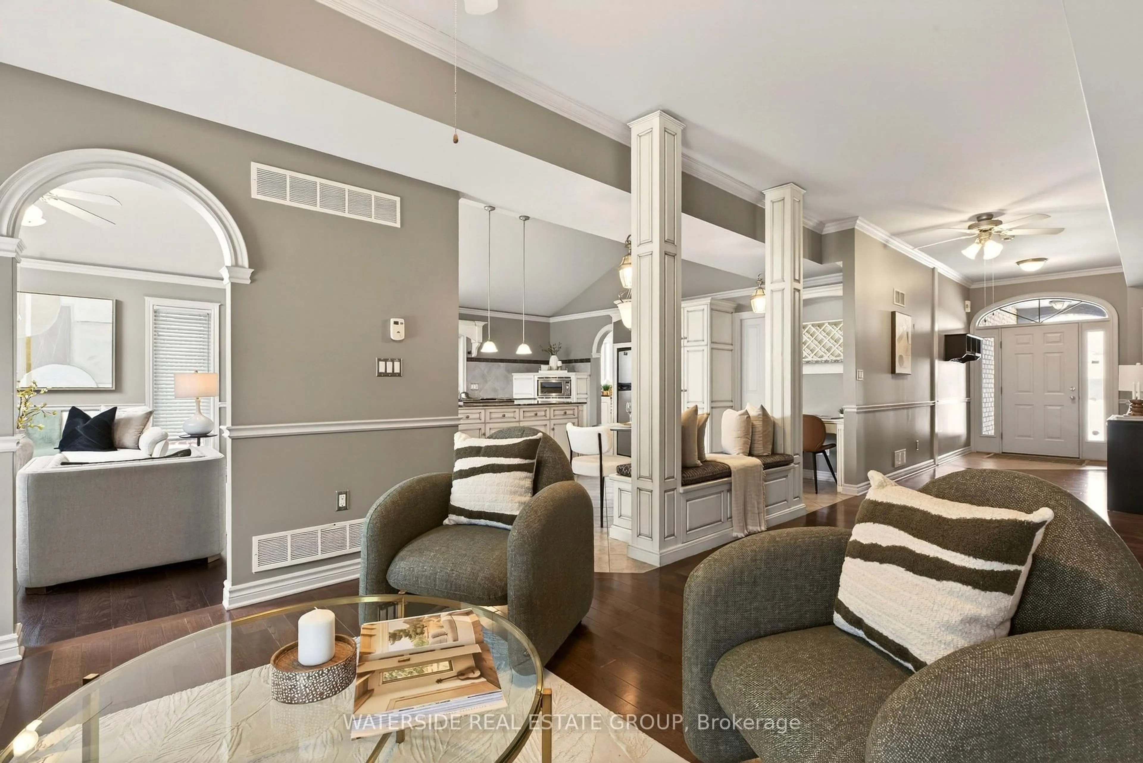 Living room with furniture, unknown for 39 Bellevue Crt, Welland Ontario L3C 7M1