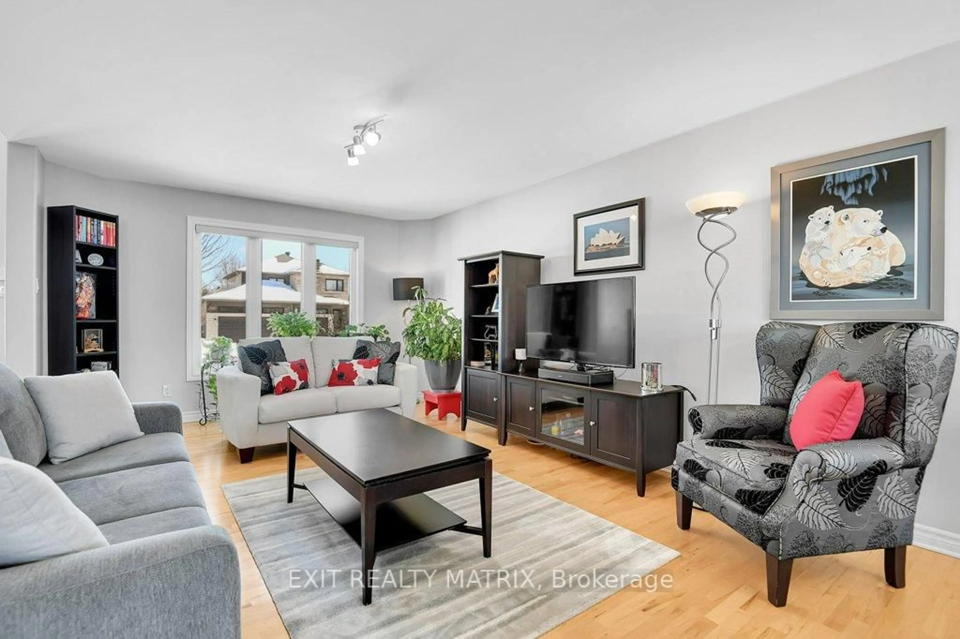 Living room with furniture, unknown for 106 Cobblestone Dr, Russell Ontario K4R 0B2