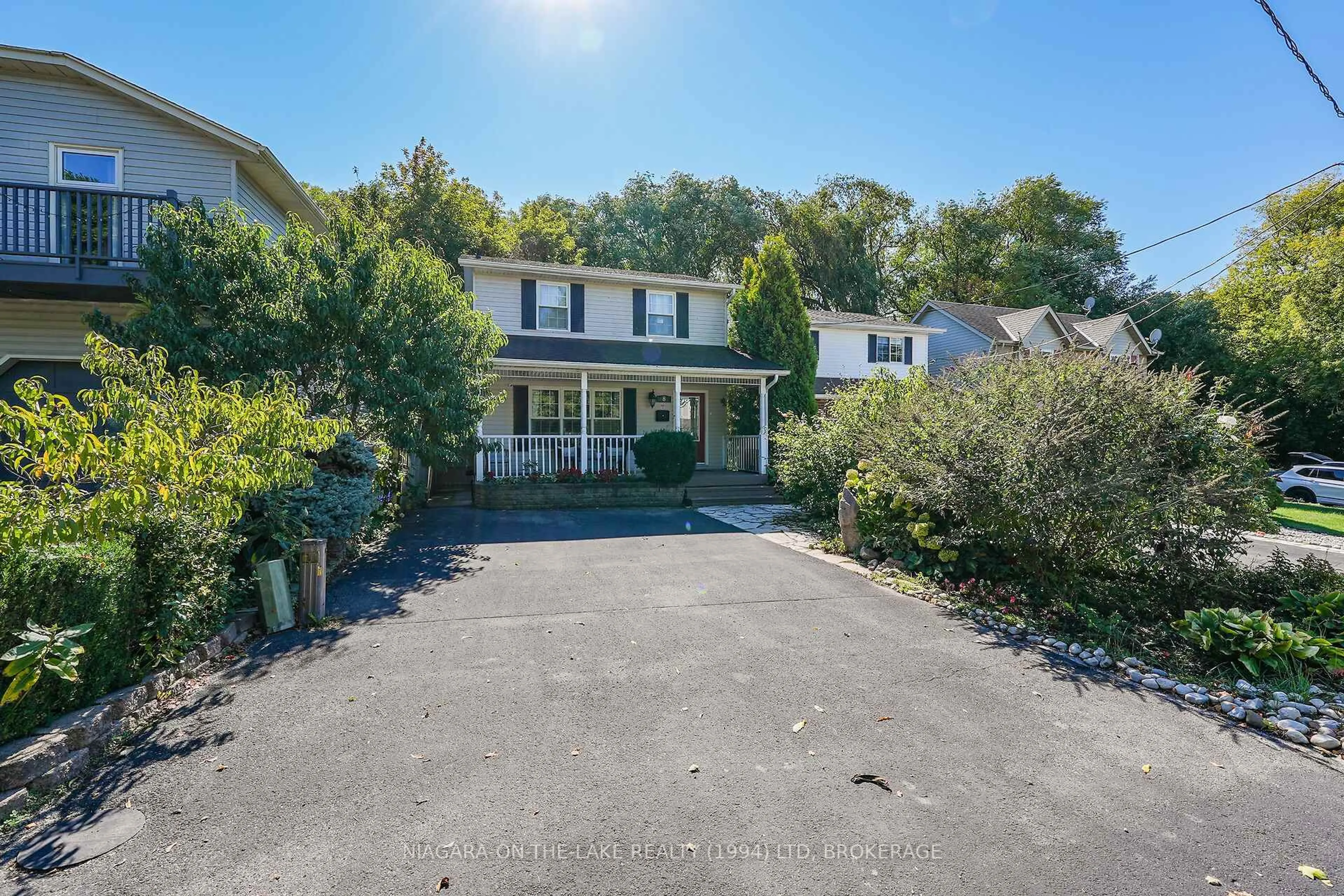 A pic from outside/outdoor area/front of a property/back of a property/a pic from drone, unknown for 8 Lakeside Dr, St. Catharines Ontario L2M 1P2