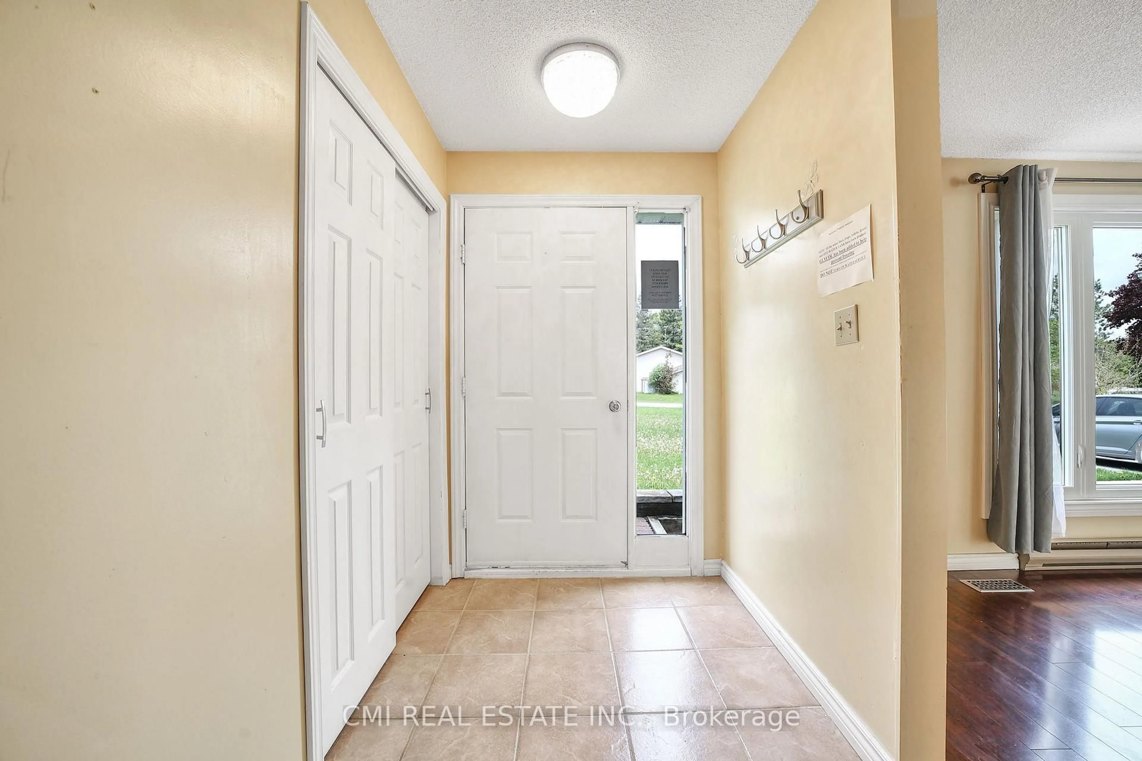 Indoor entryway for 1 Jeffery Dr, Mulmur Ontario L0N 1M0