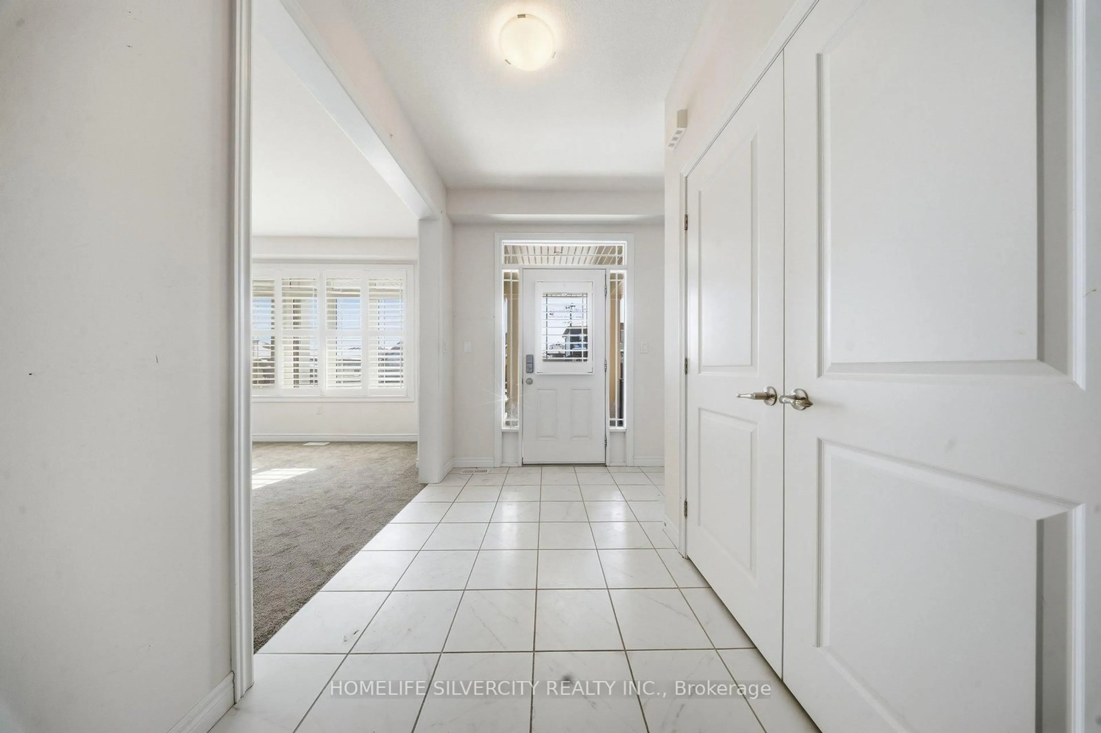 Indoor foyer for 38 Mcgovern Lane, Brant Ontario N3L 0K3