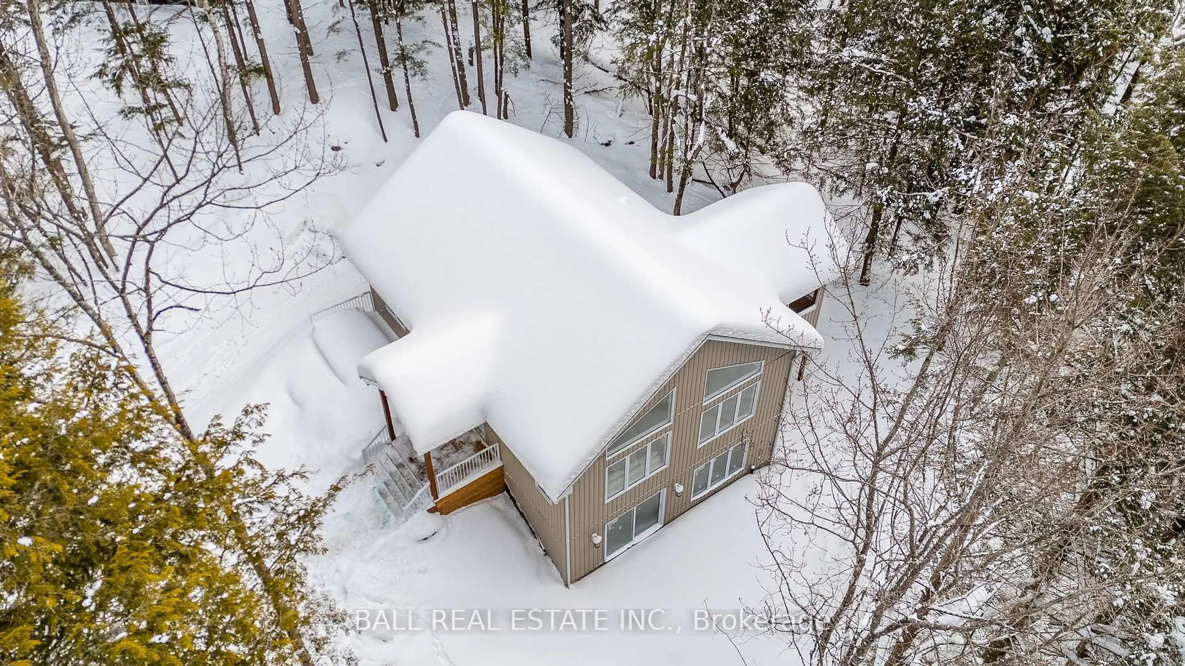 A pic from outside/outdoor area/front of a property/back of a property/a pic from drone, building for 180 Lakeview St, Dysart et al Ontario K0M 1S0