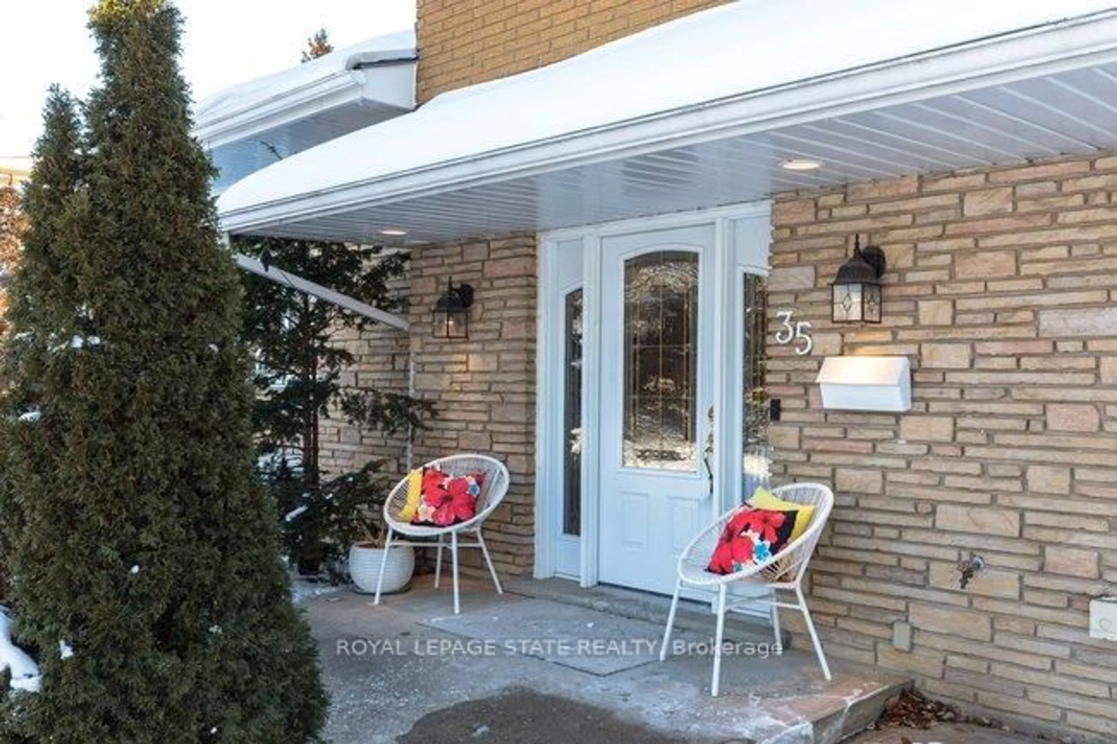 Indoor entryway for 35 Shalfleet Blvd, Brantford Ontario N3R 6L5