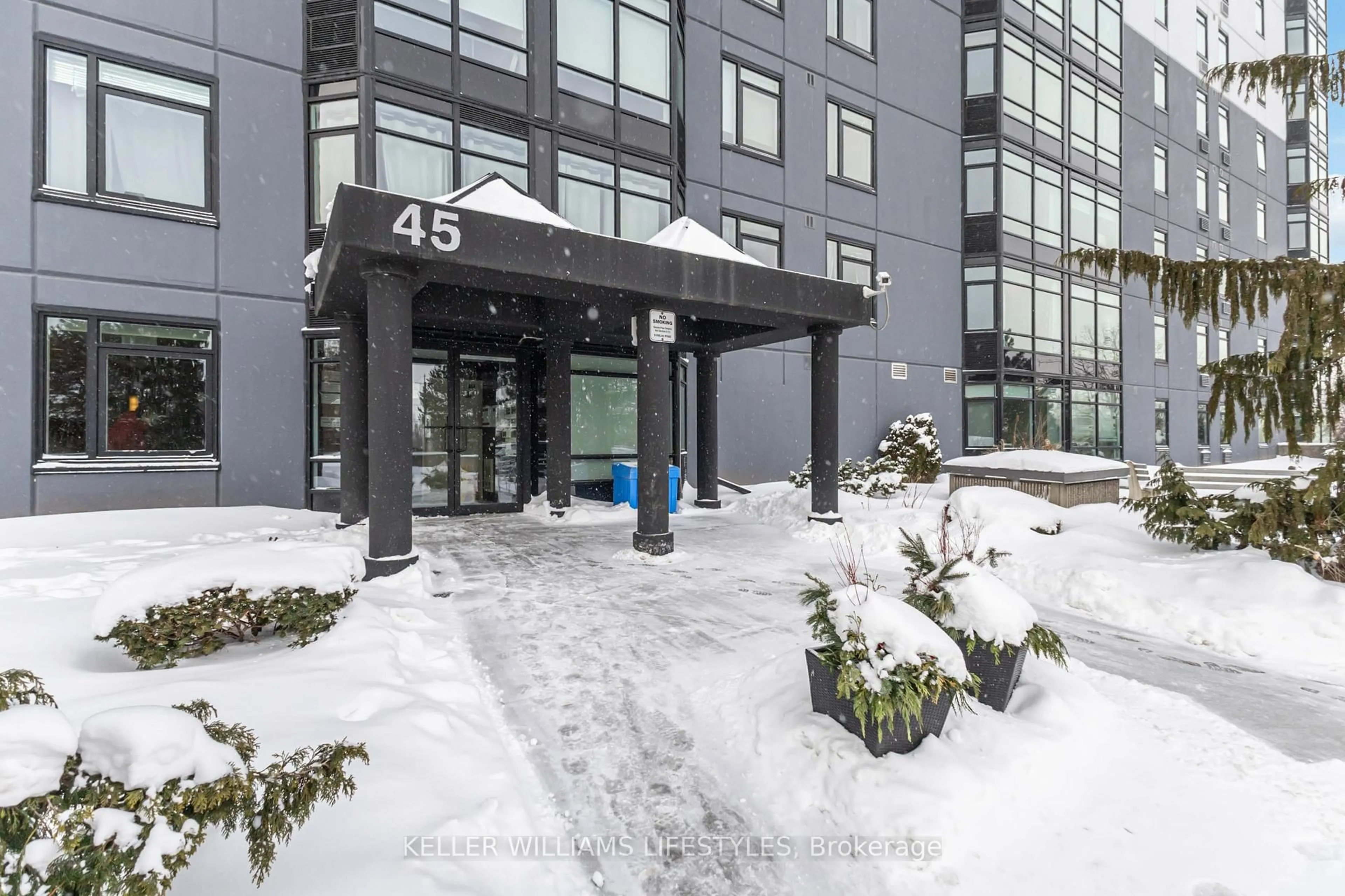 Indoor foyer for 45 Pond Mills Rd #902, London South Ontario N5Z 4W5