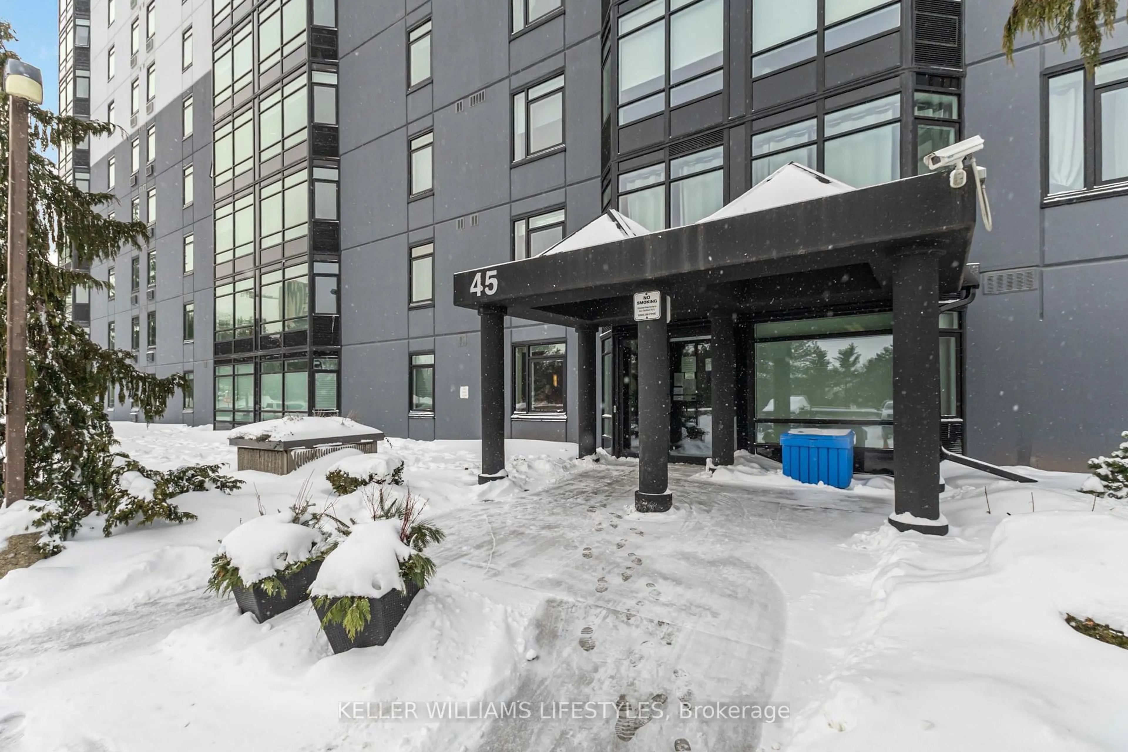 Patio, building for 45 Pond Mills Rd #902, London South Ontario N5Z 4W5