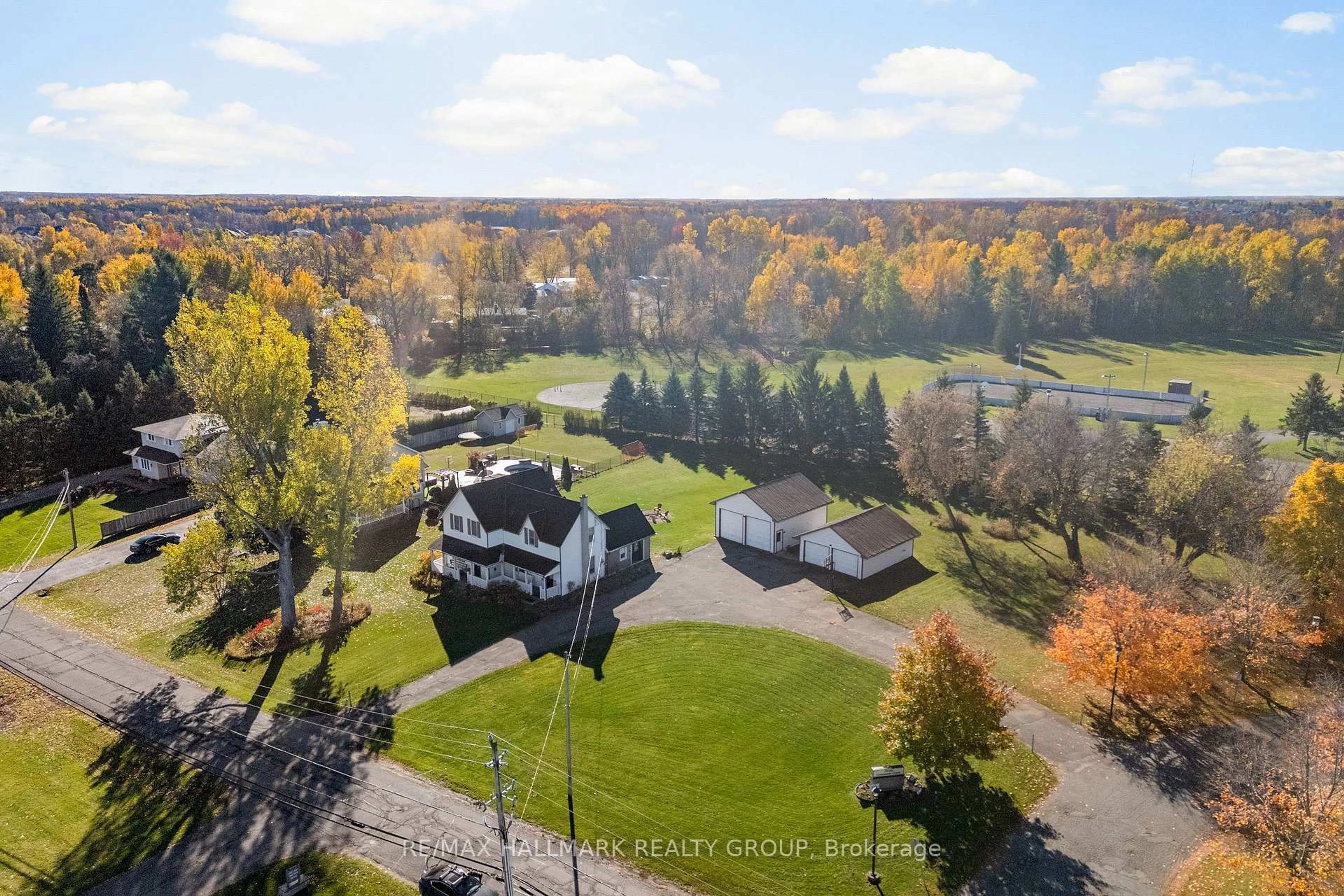 A pic from outside/outdoor area/front of a property/back of a property/a pic from drone, unknown for 1456 Meadow Dr, Ottawa Ontario K4P 1B1