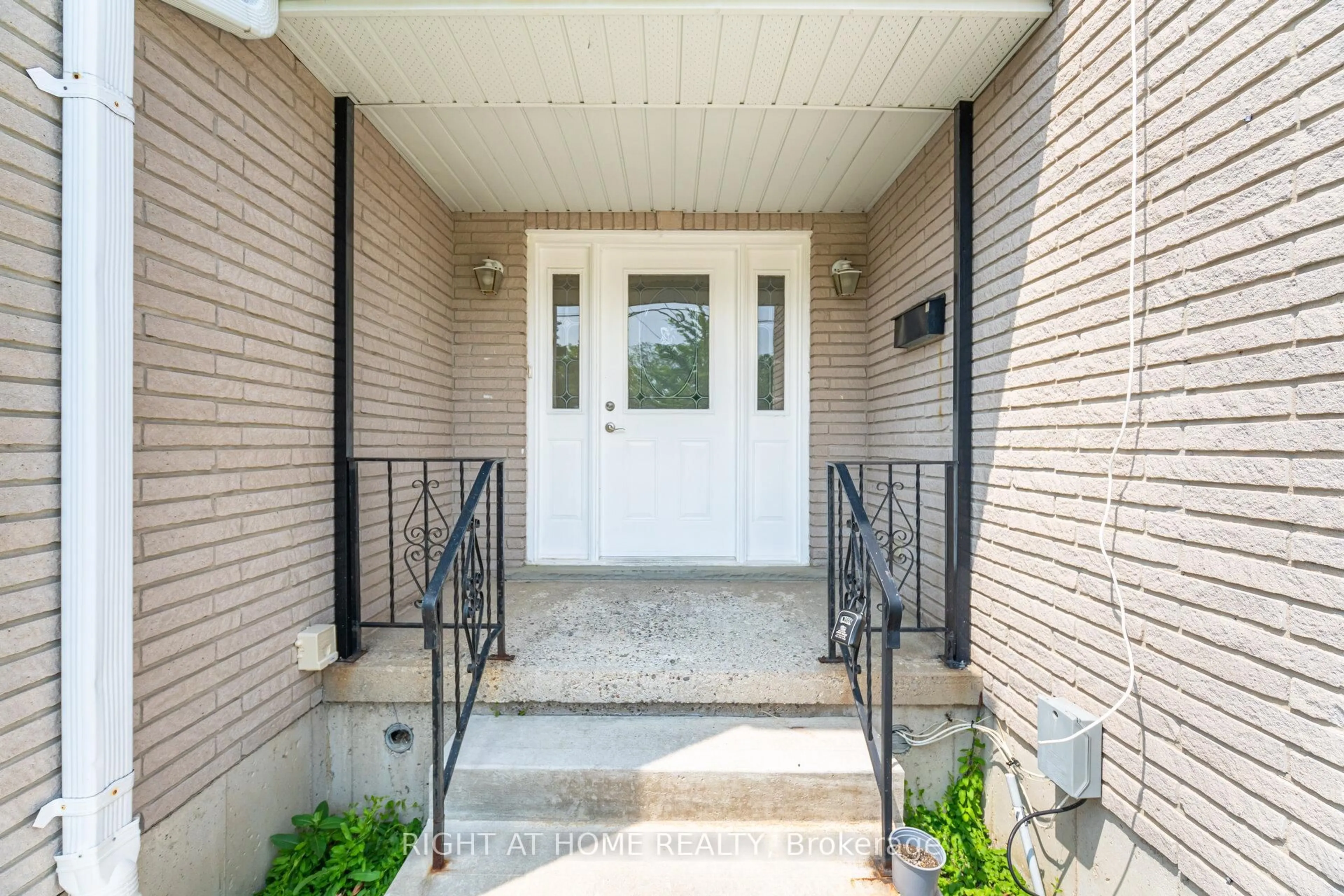 Indoor entryway for 50 Albemarle St, Brantford Ontario N3S 4N6