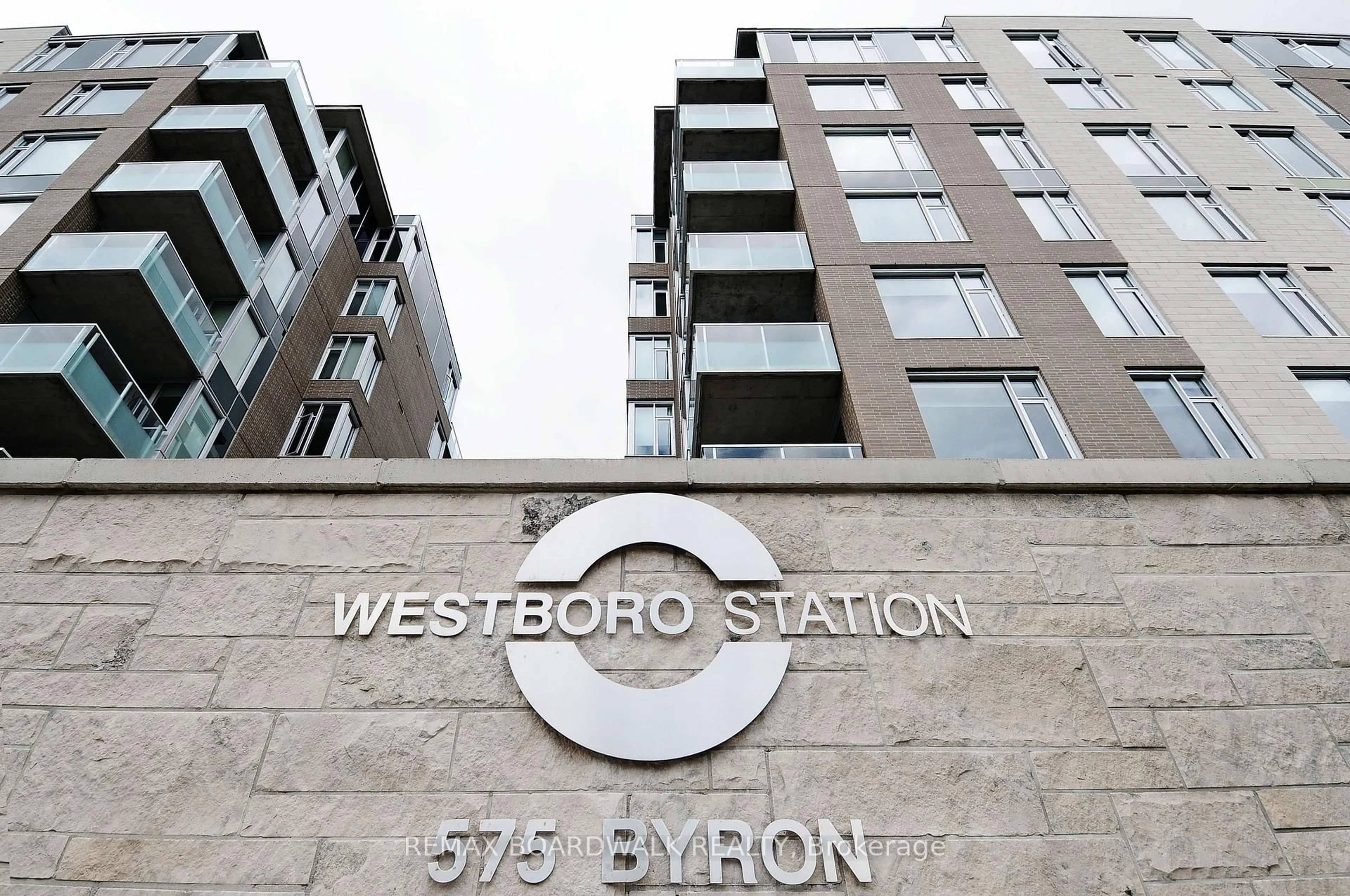 Indoor foyer for 575 Byron Ave #407, Ottawa Ontario K2A 1R7