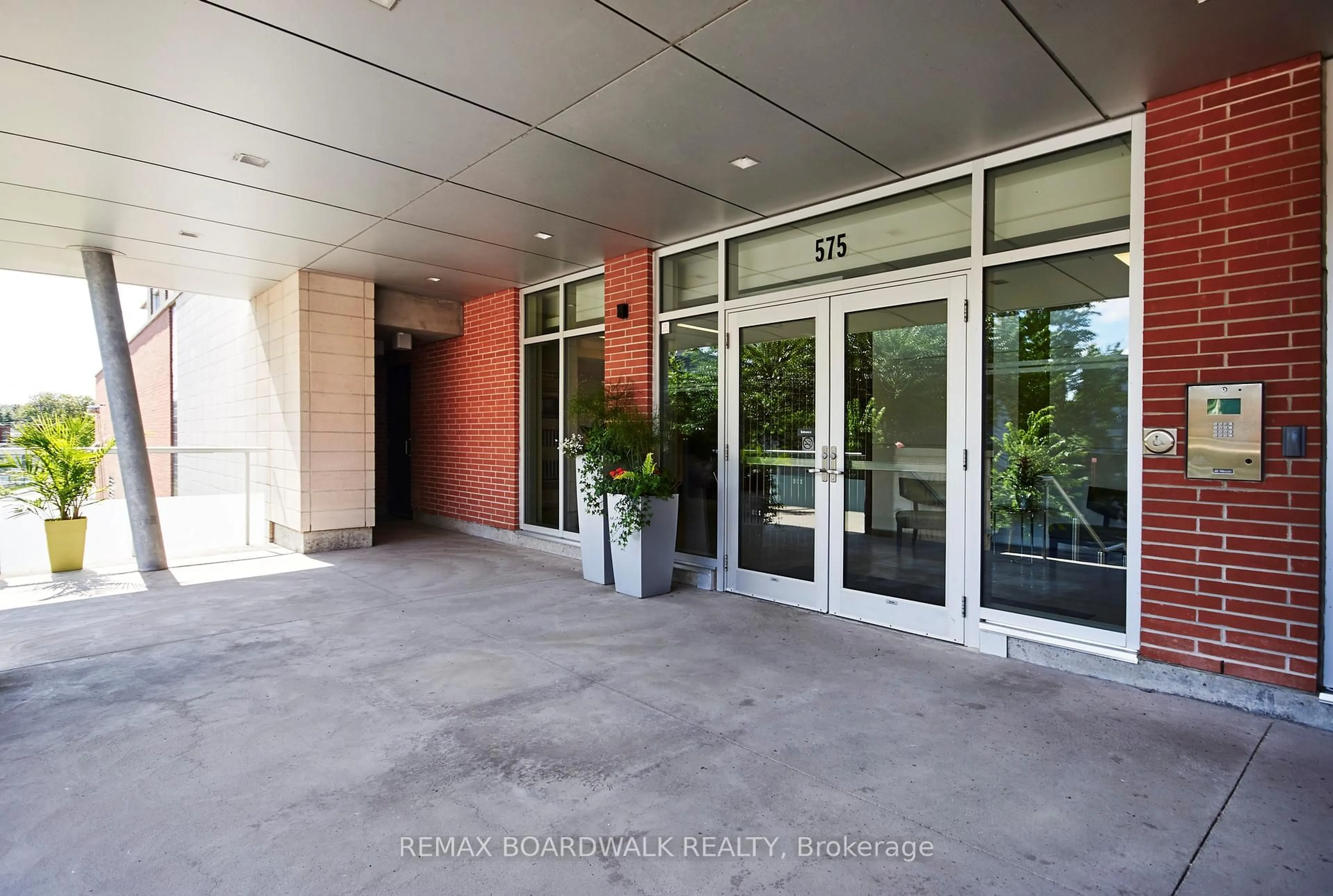 Indoor foyer for 575 Byron Ave #407, Ottawa Ontario K2A 1R7
