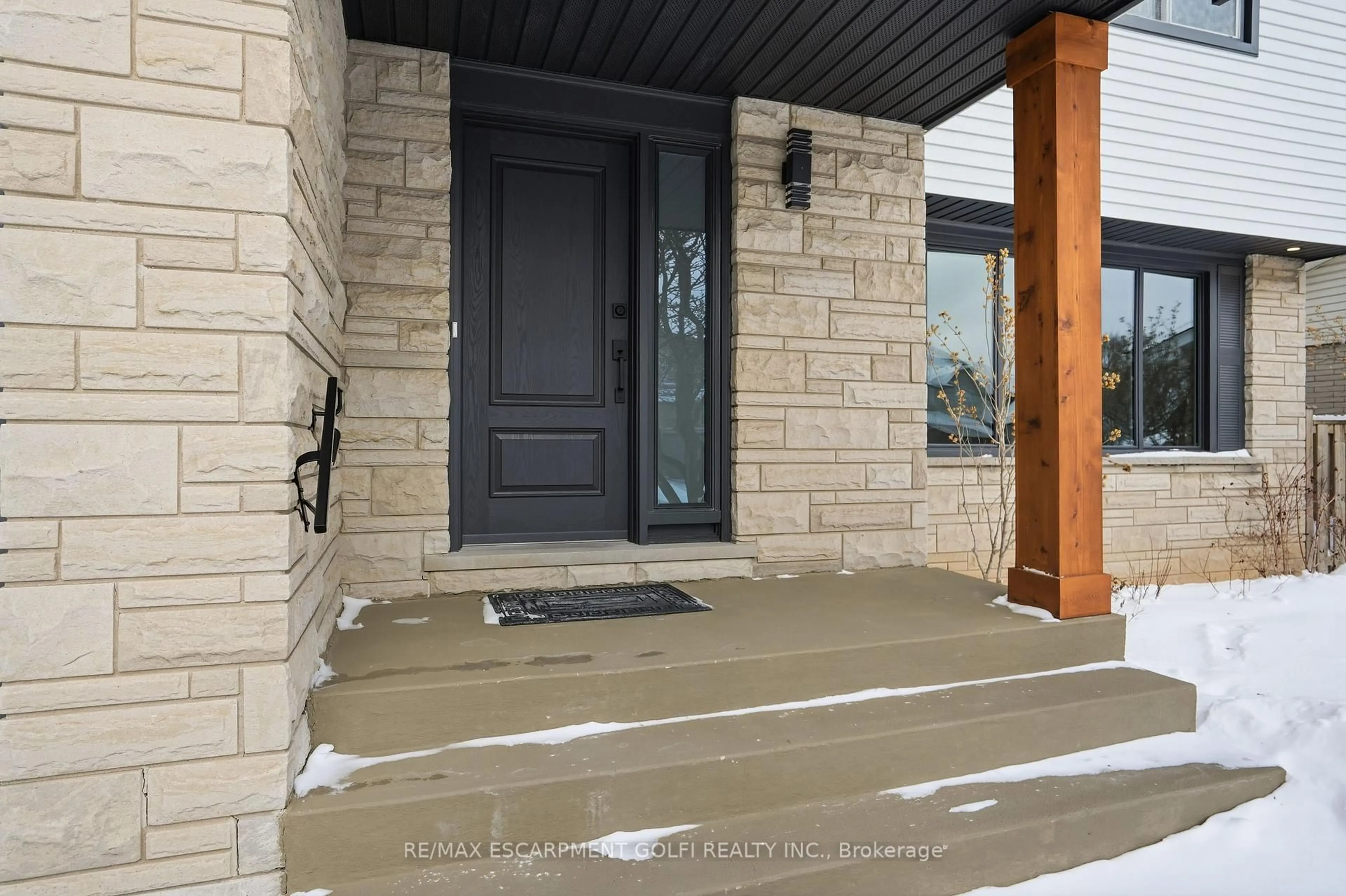 Indoor entryway for 26 Clifton Downs Rd, Hamilton Ontario L9C 2P2