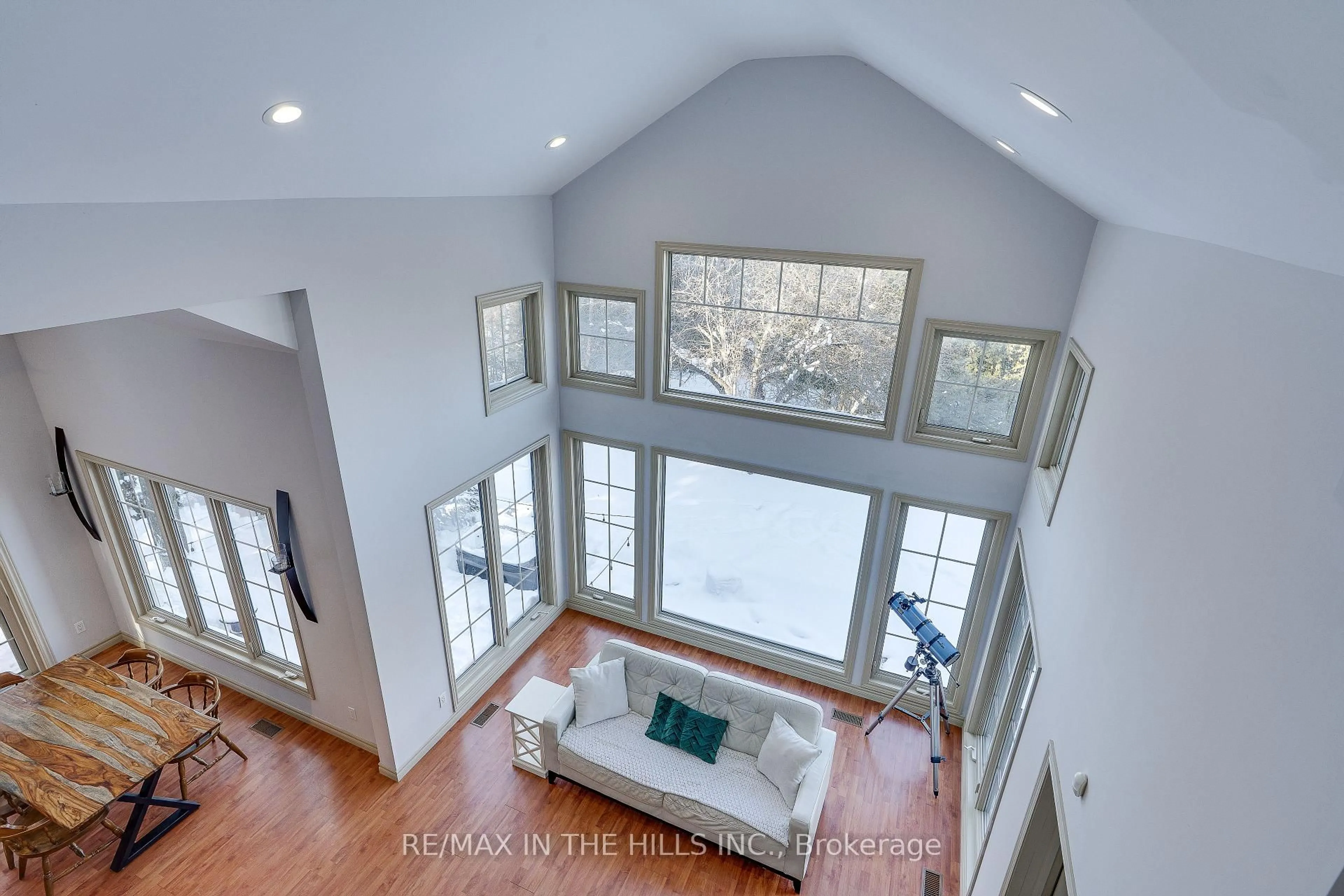 Indoor foyer for 427223 25 Sdrd, Mono Ontario L9V 1E6