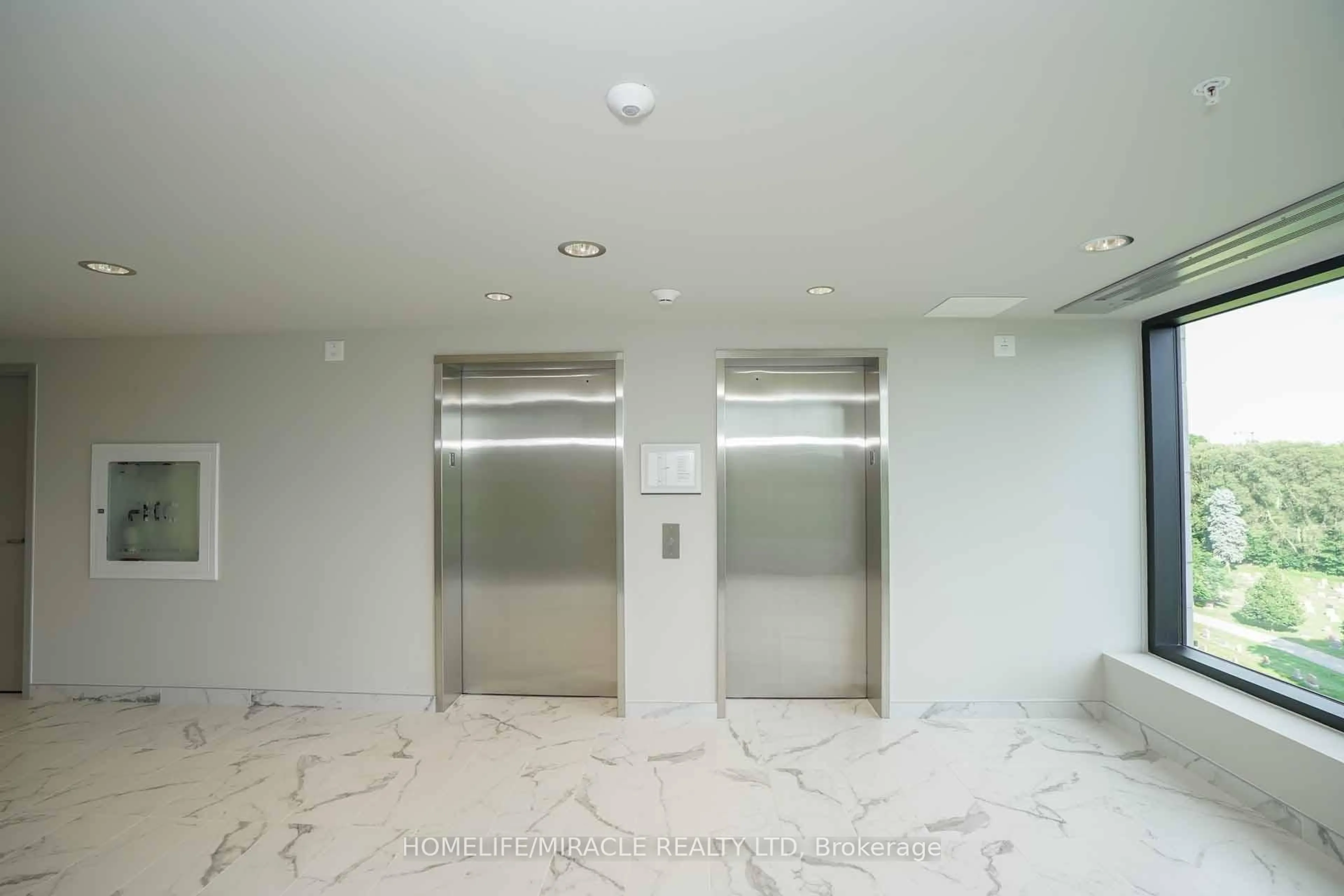 Indoor foyer for 107 Roger St #604, Waterloo Ontario N2J 0G3