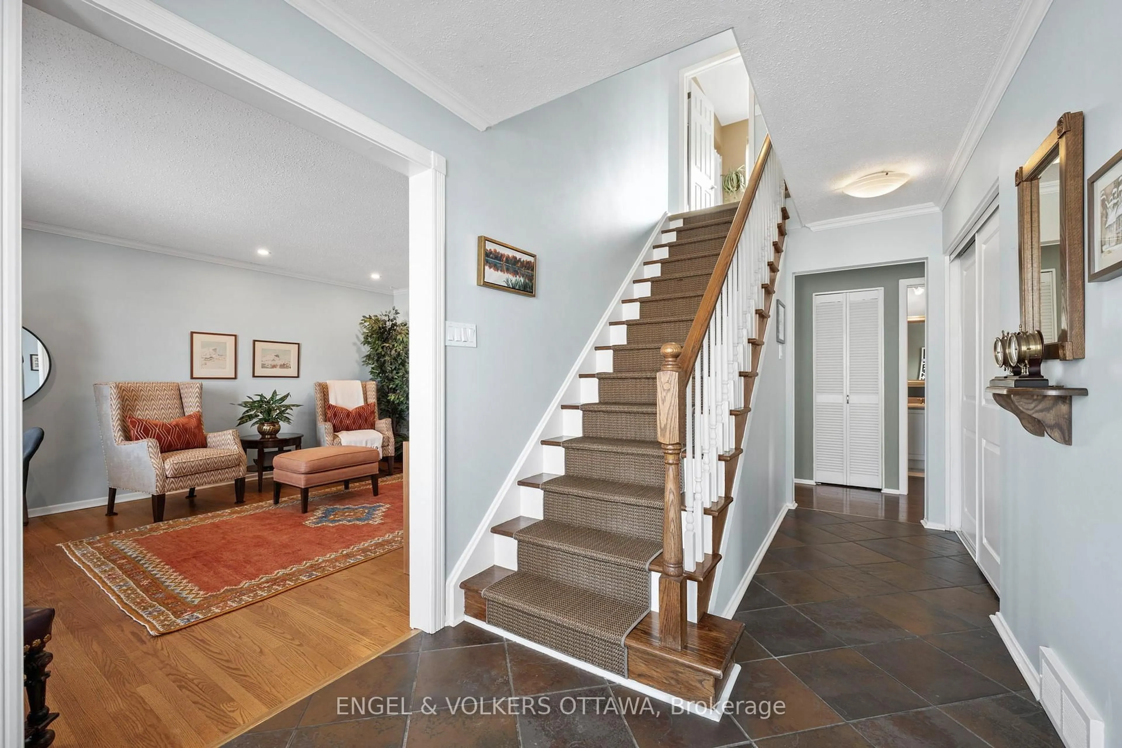 Indoor entryway for 1336 Cahill Dr, Ottawa Ontario K1V 7K4