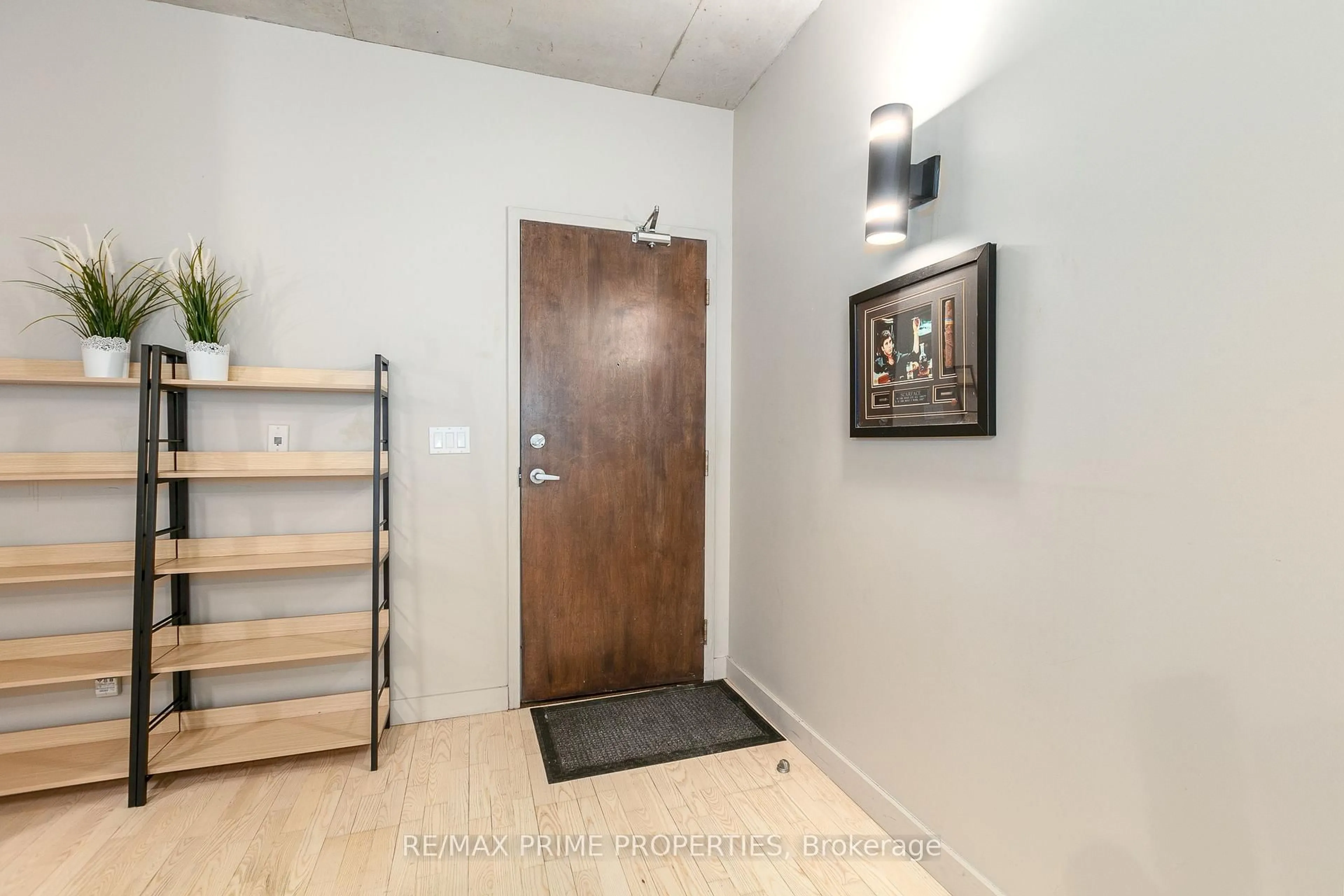 Indoor entryway for 383 Cumberland St #312, Ottawa Ontario K1N 1J7