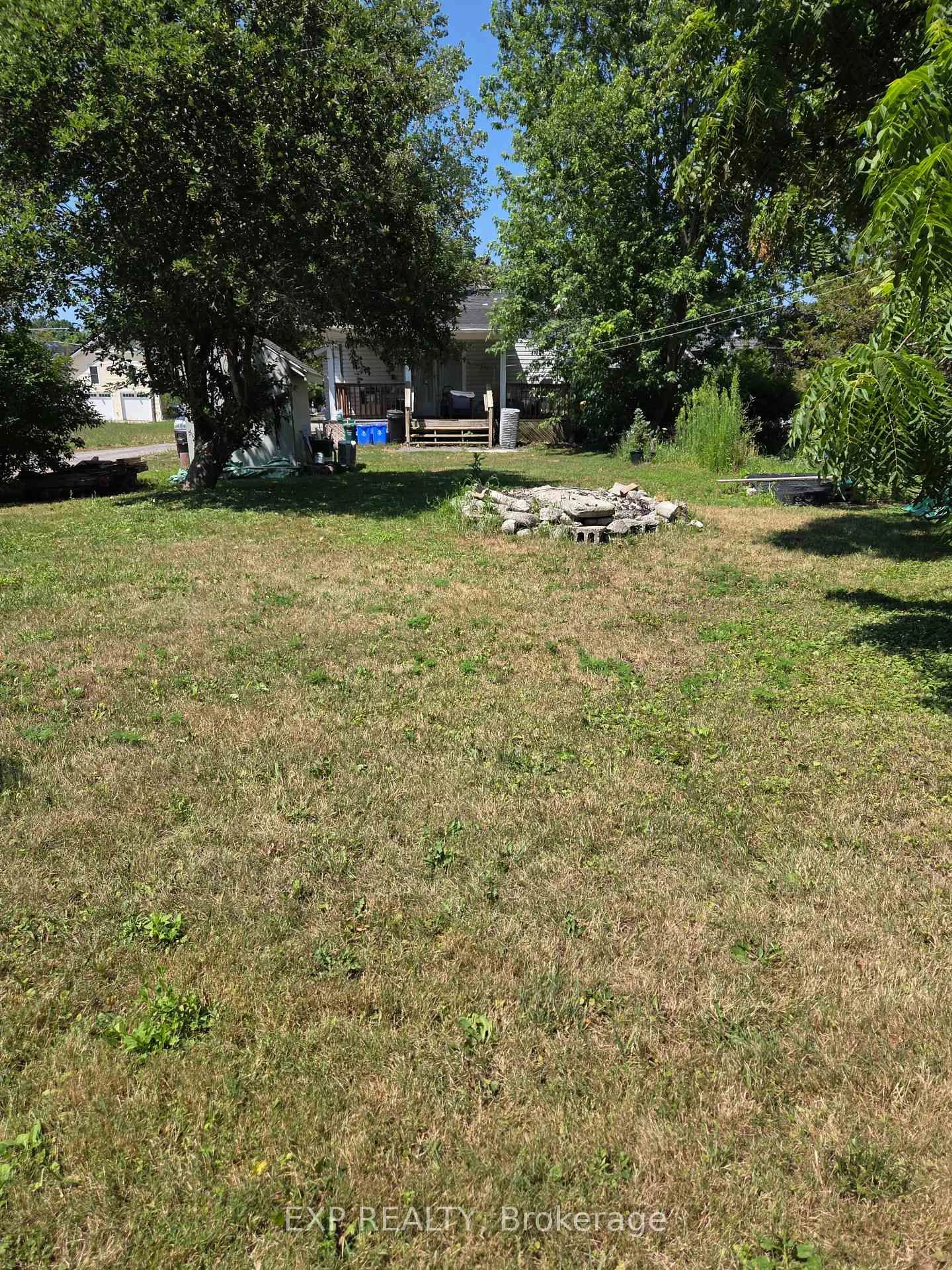 A pic from outside/outdoor area/front of a property/back of a property/a pic from drone, unknown for 330 Helena St, Fort Erie Ontario L2A 4J8