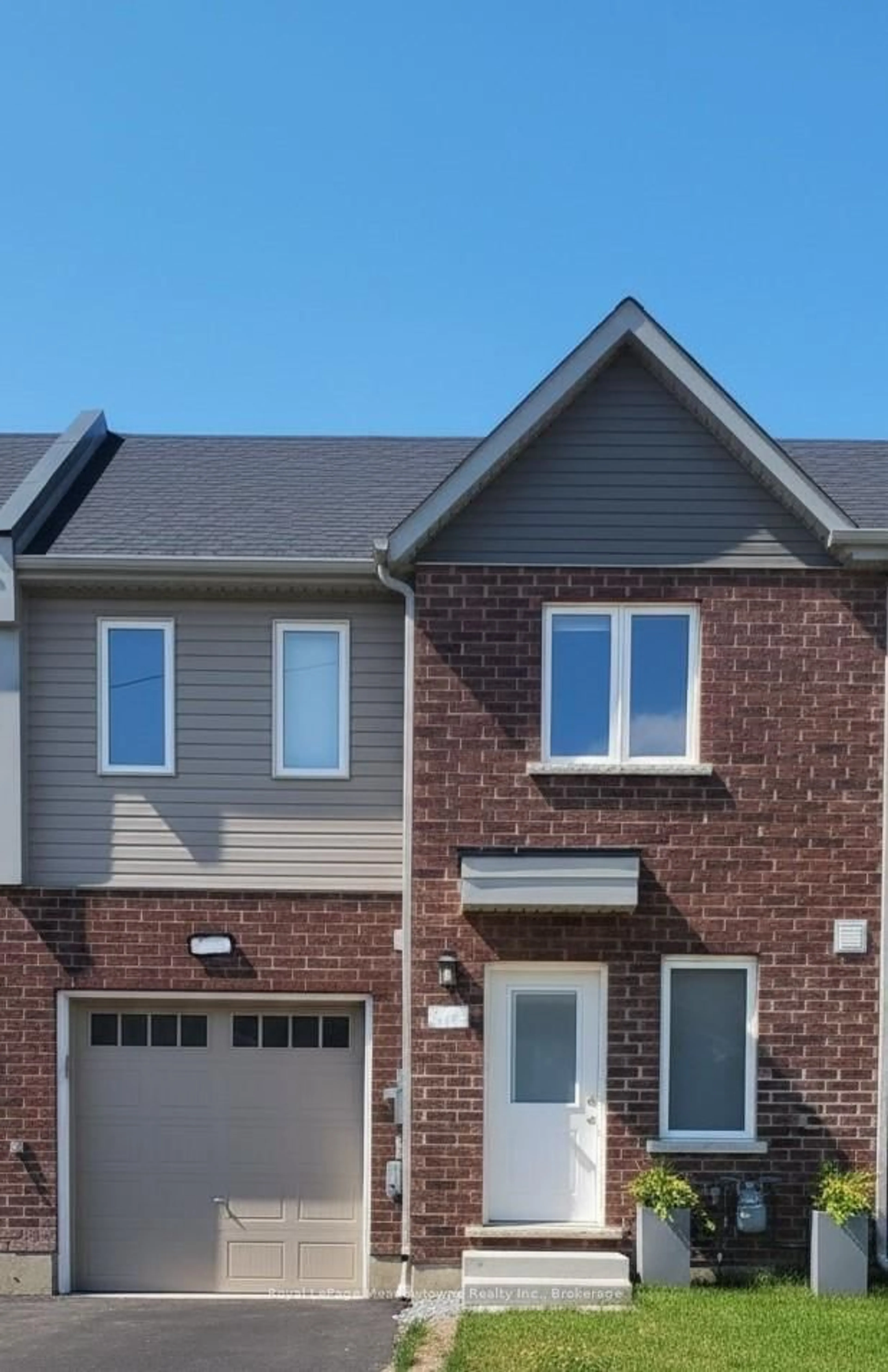 Home with brick exterior material, street for 366 Alberta St, Welland Ontario L3B 0K5