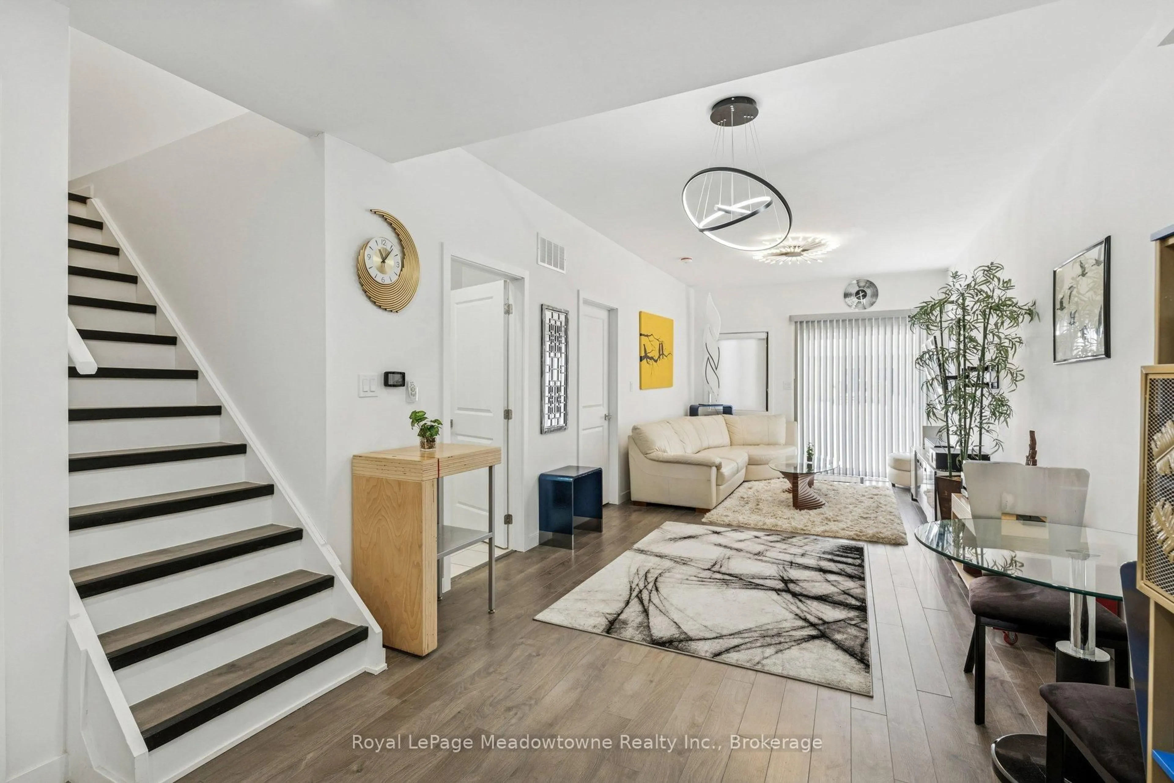 Indoor entryway for 366 Alberta St, Welland Ontario L3B 0K5