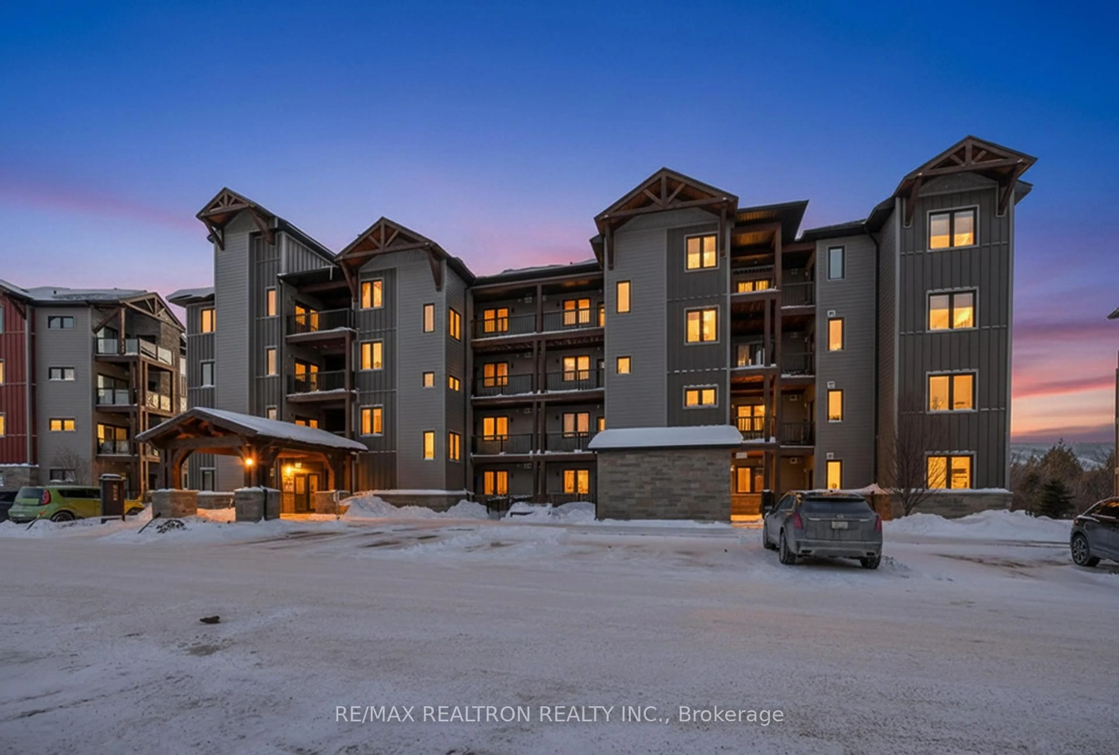 A pic from outside/outdoor area/front of a property/back of a property/a pic from drone, building for 18 Beckwith Lane #305, Blue Mountains Ontario L9Y 3B6