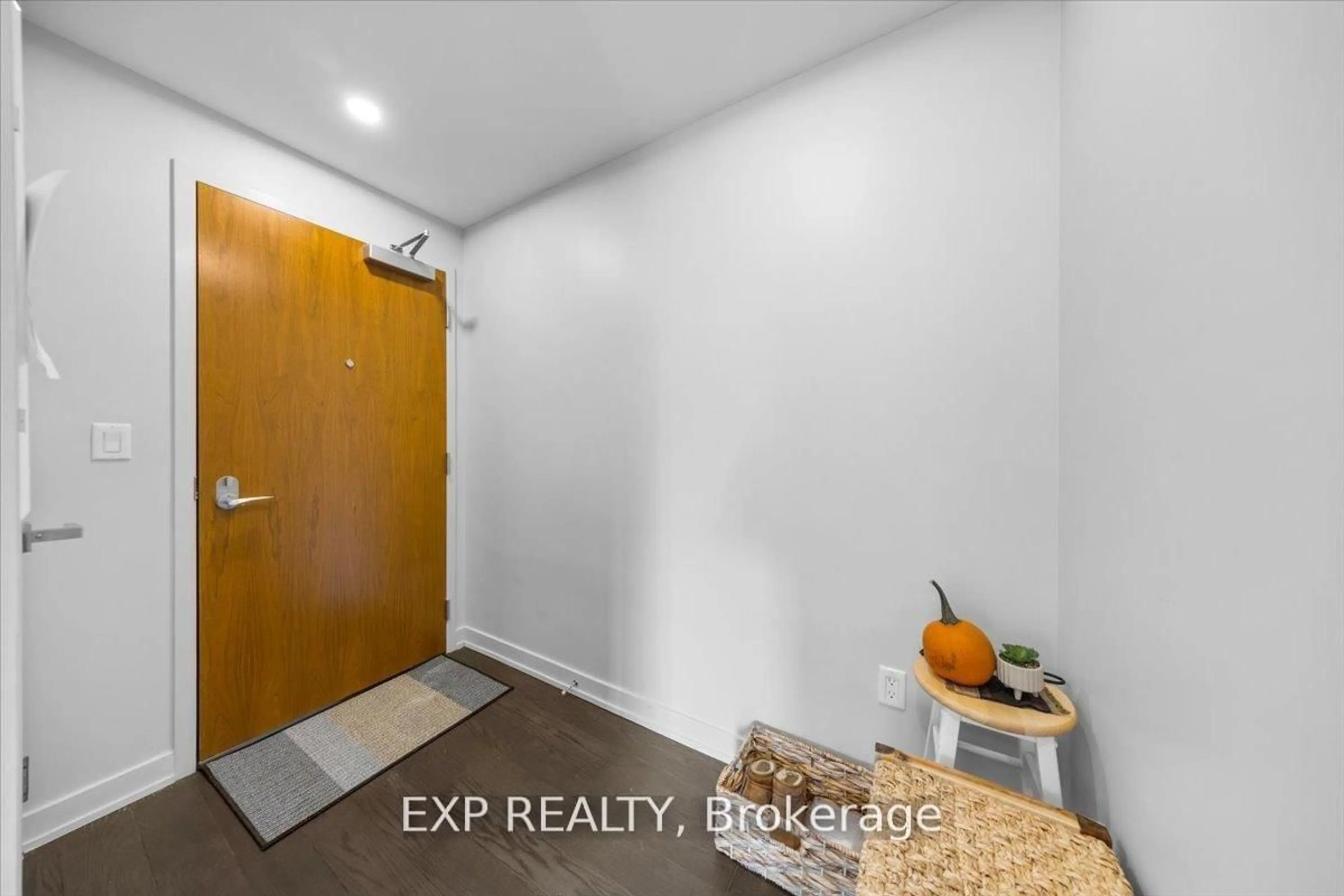Indoor entryway for 101 Queen St #910, Ottawa Ontario K1P 0B7