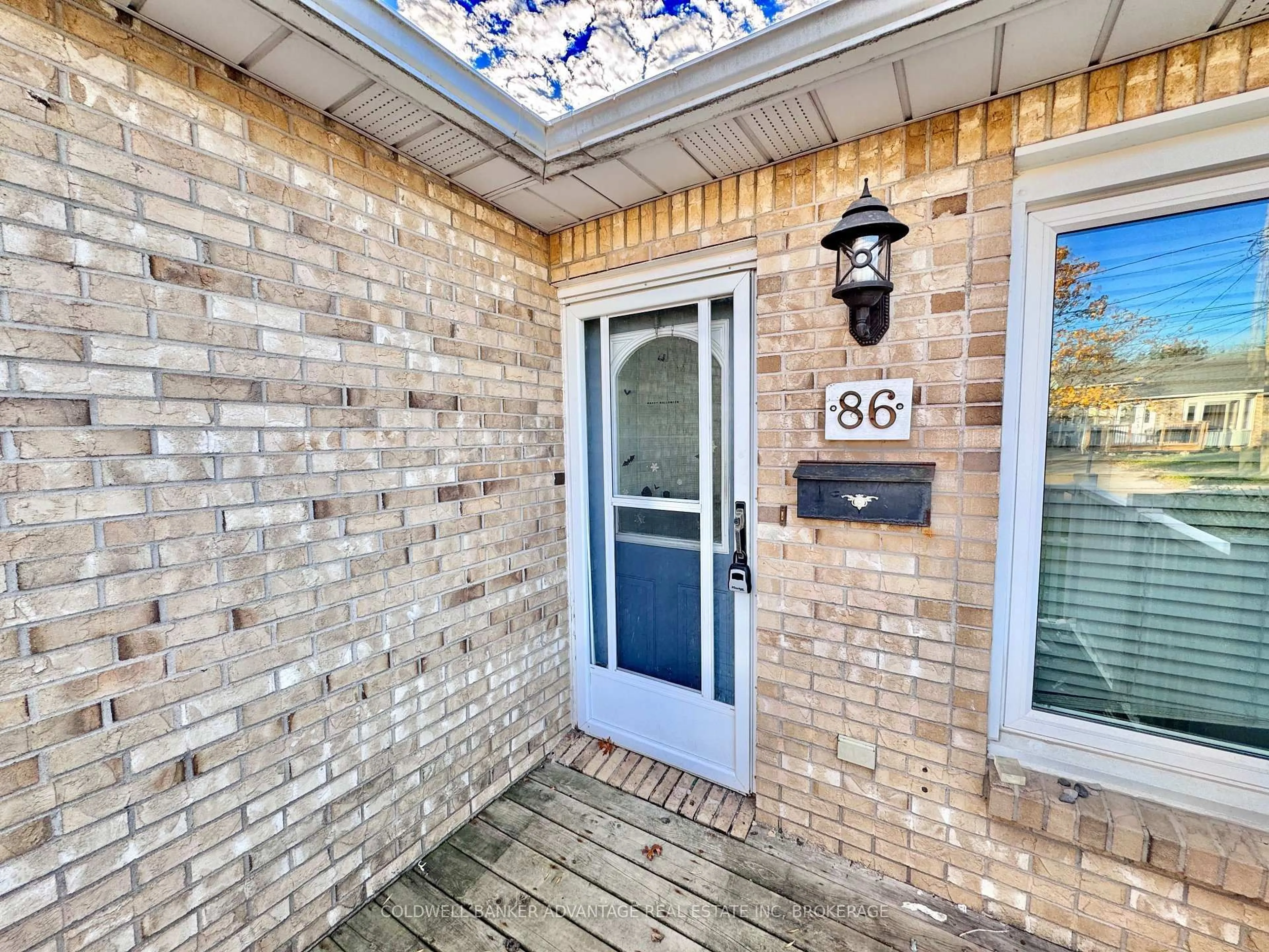 Indoor entryway for 86 Commercial St, Welland Ontario L3B 5Y9