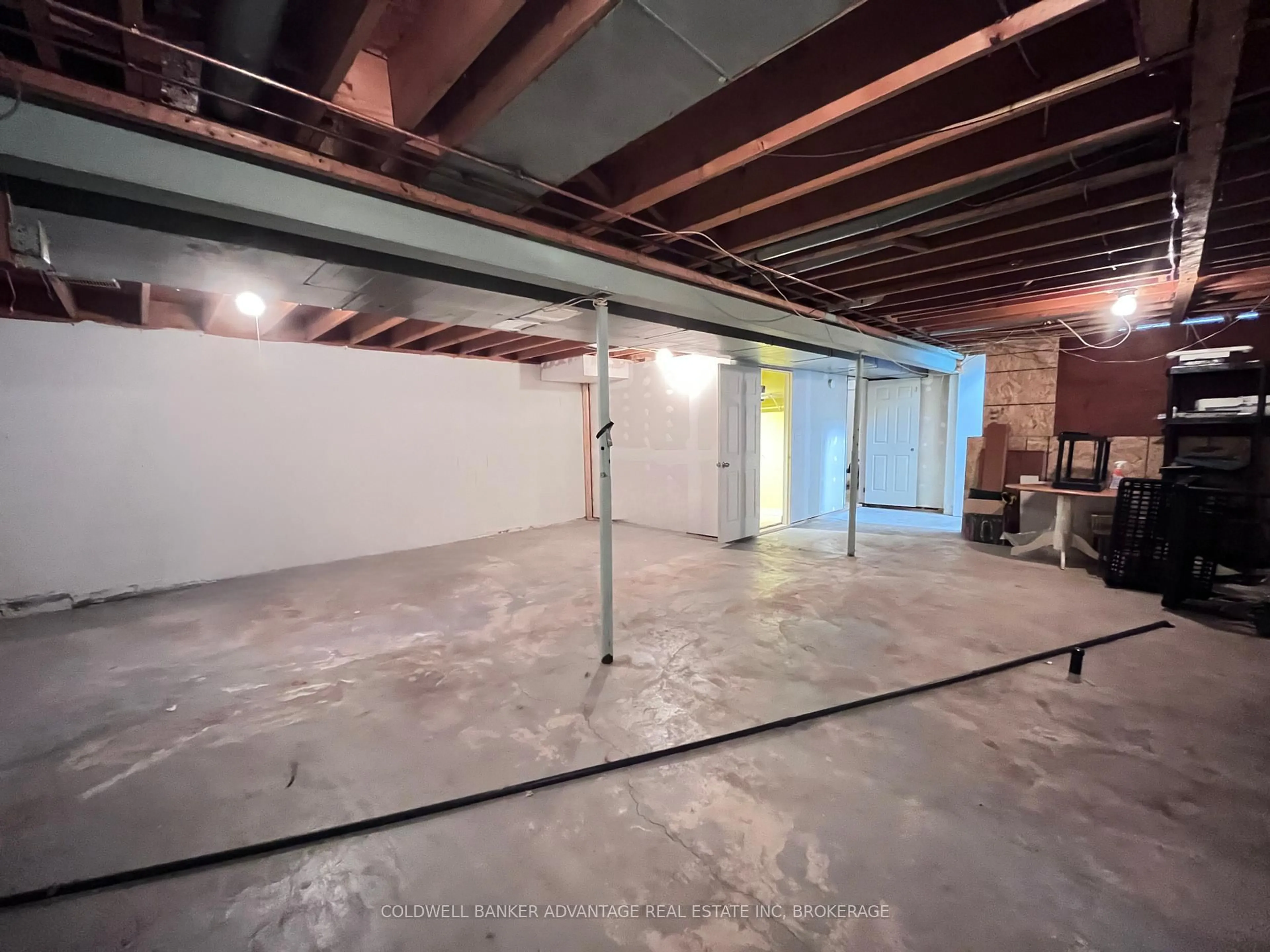Indoor garage for 86 Commercial St, Welland Ontario L3B 5Y9