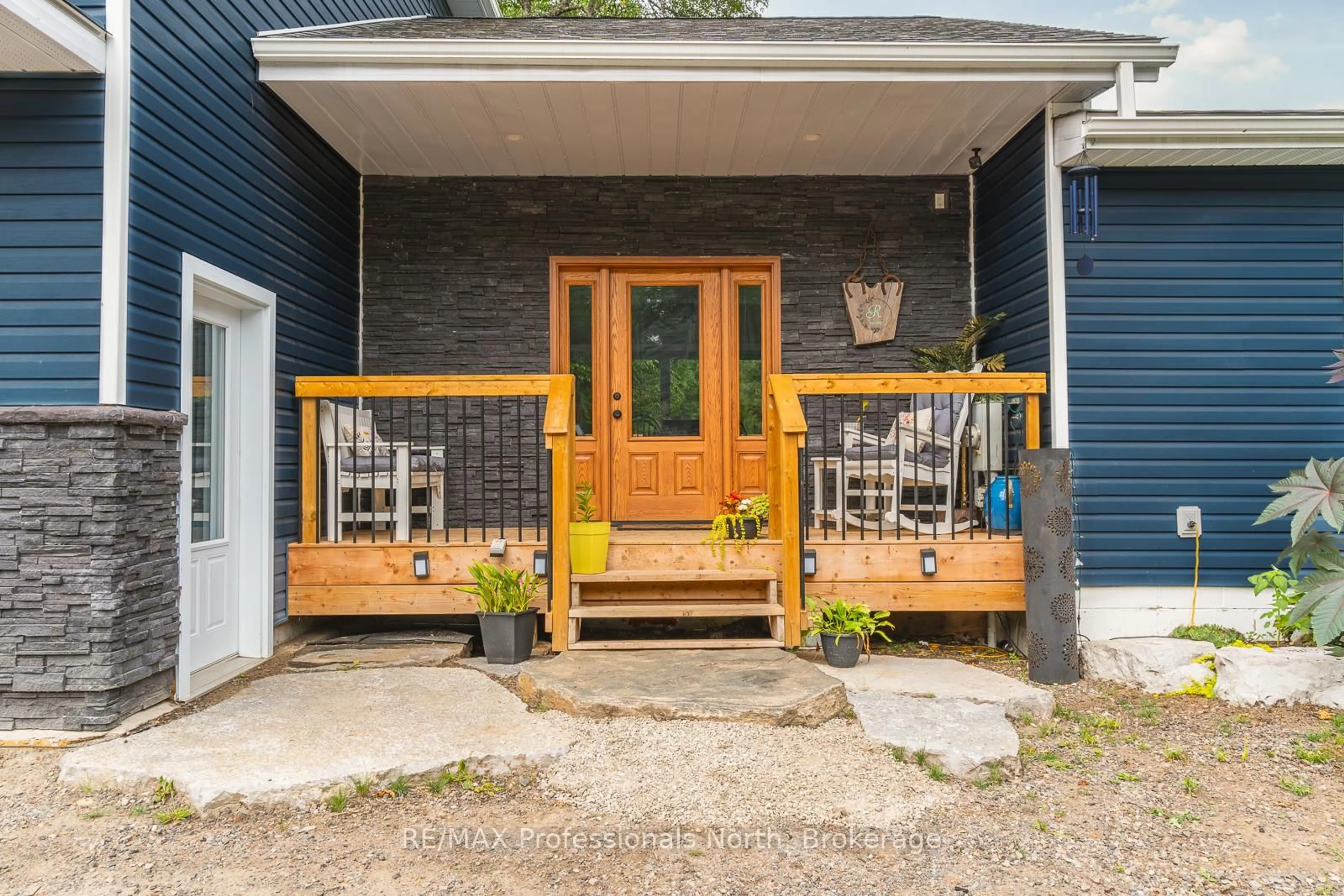 Indoor entryway for 1030 ALL SEASONS Crt, Algonquin Highlands Ontario K0M 1S0
