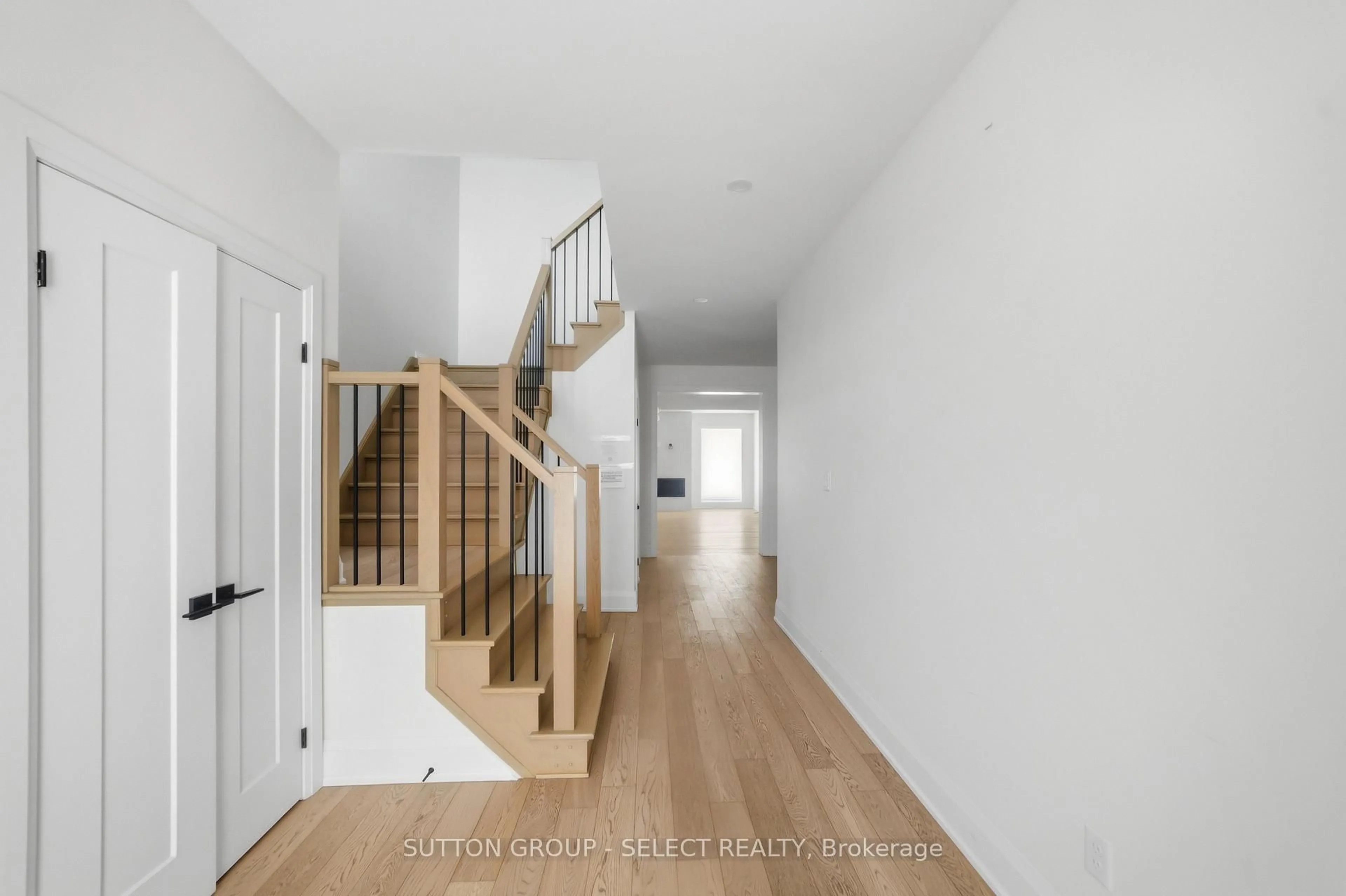 Indoor entryway for 2273 Tokala Tr, London North Ontario N6G 0V8