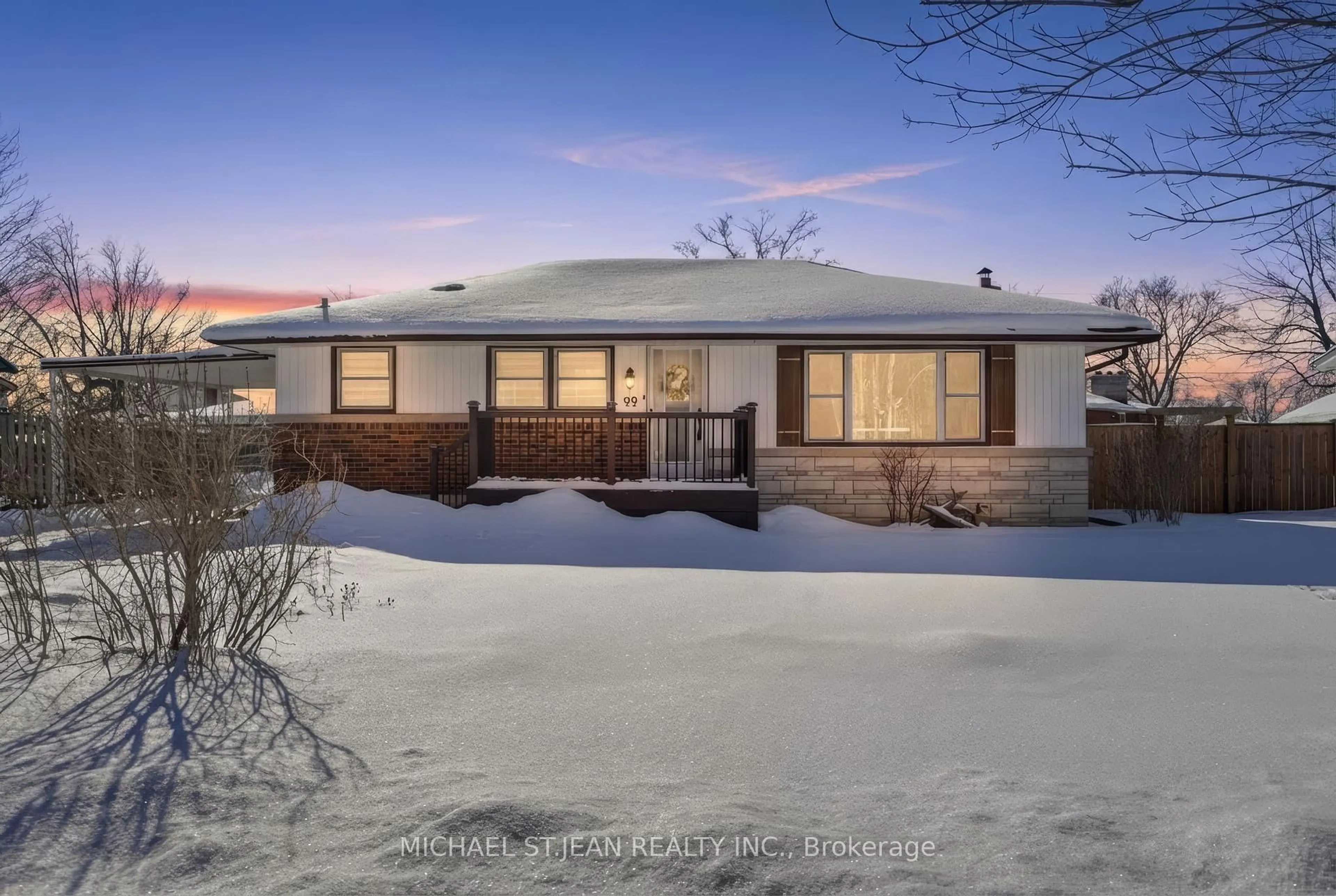 A pic from outside/outdoor area/front of a property/back of a property/a pic from drone, street for 99 Forks Rd, Welland Ontario L3B 5K4