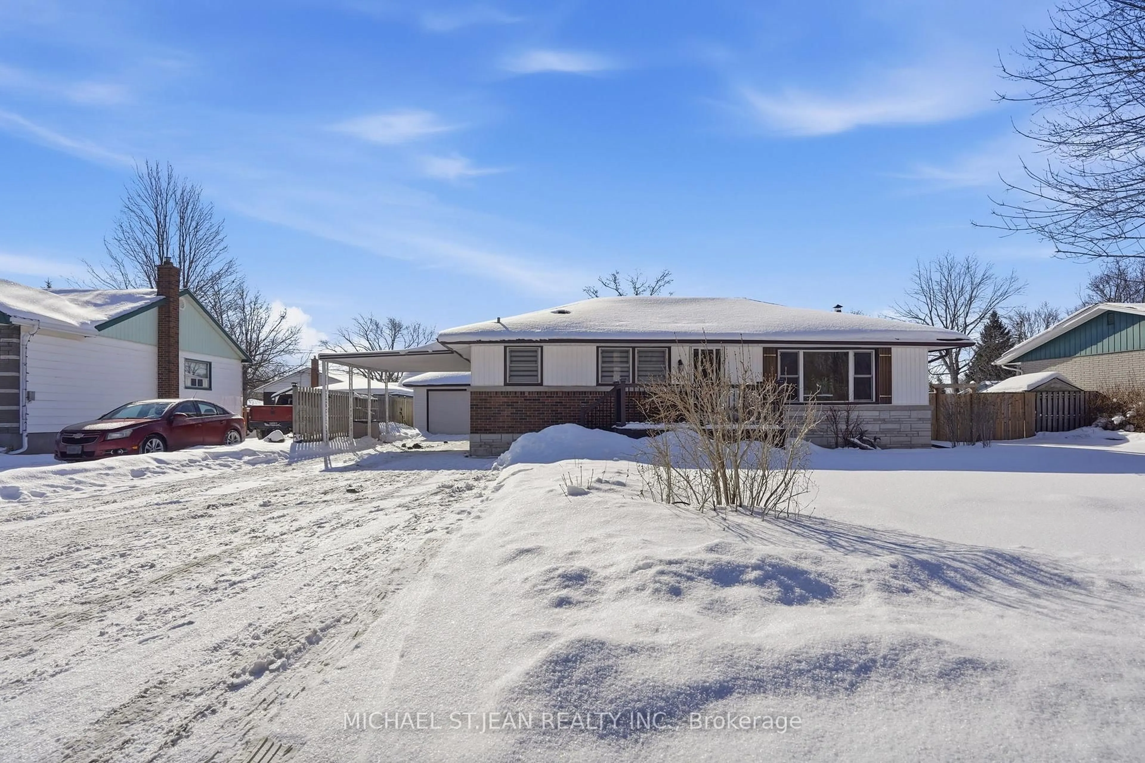 A pic from outside/outdoor area/front of a property/back of a property/a pic from drone, street for 99 Forks Rd, Welland Ontario L3B 5K4